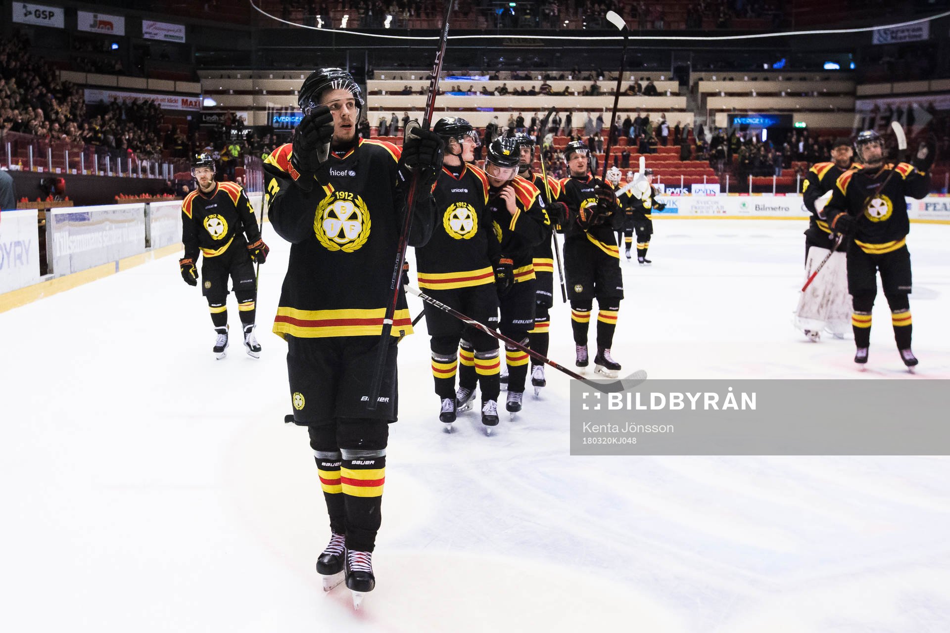 Brynäs Lucas Carlsson  jublar med lagkamrater