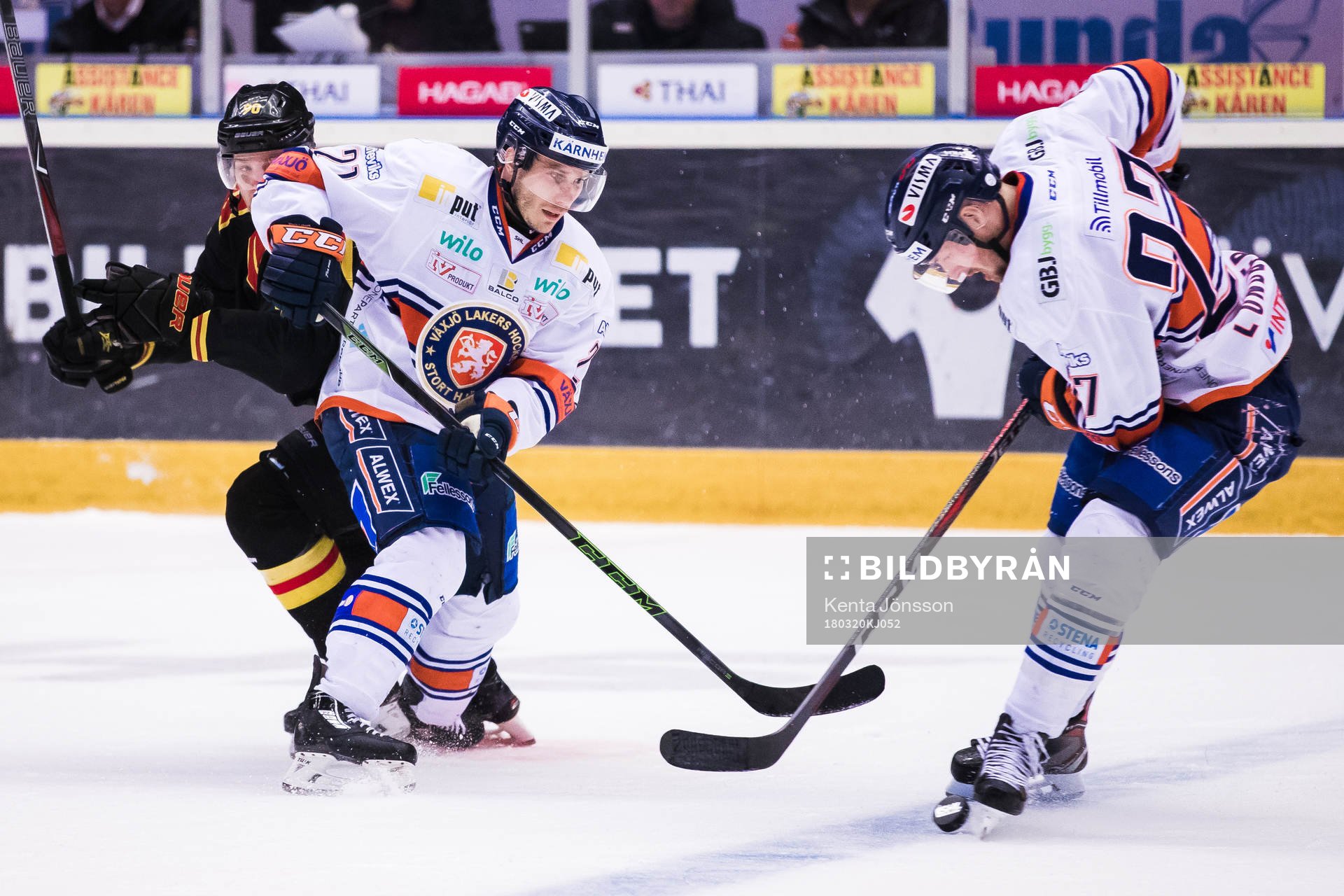 Växjös Andy Miele och Martin Lundberg i kamp om pucken