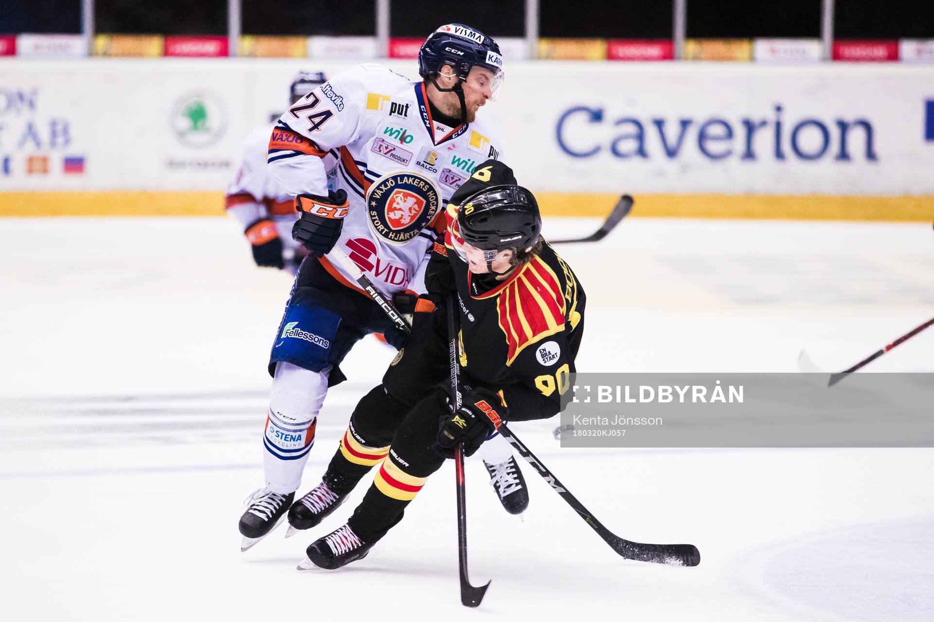 Brynäs Jesper Boqvist tacklar Växjös Brendan Shinnimin