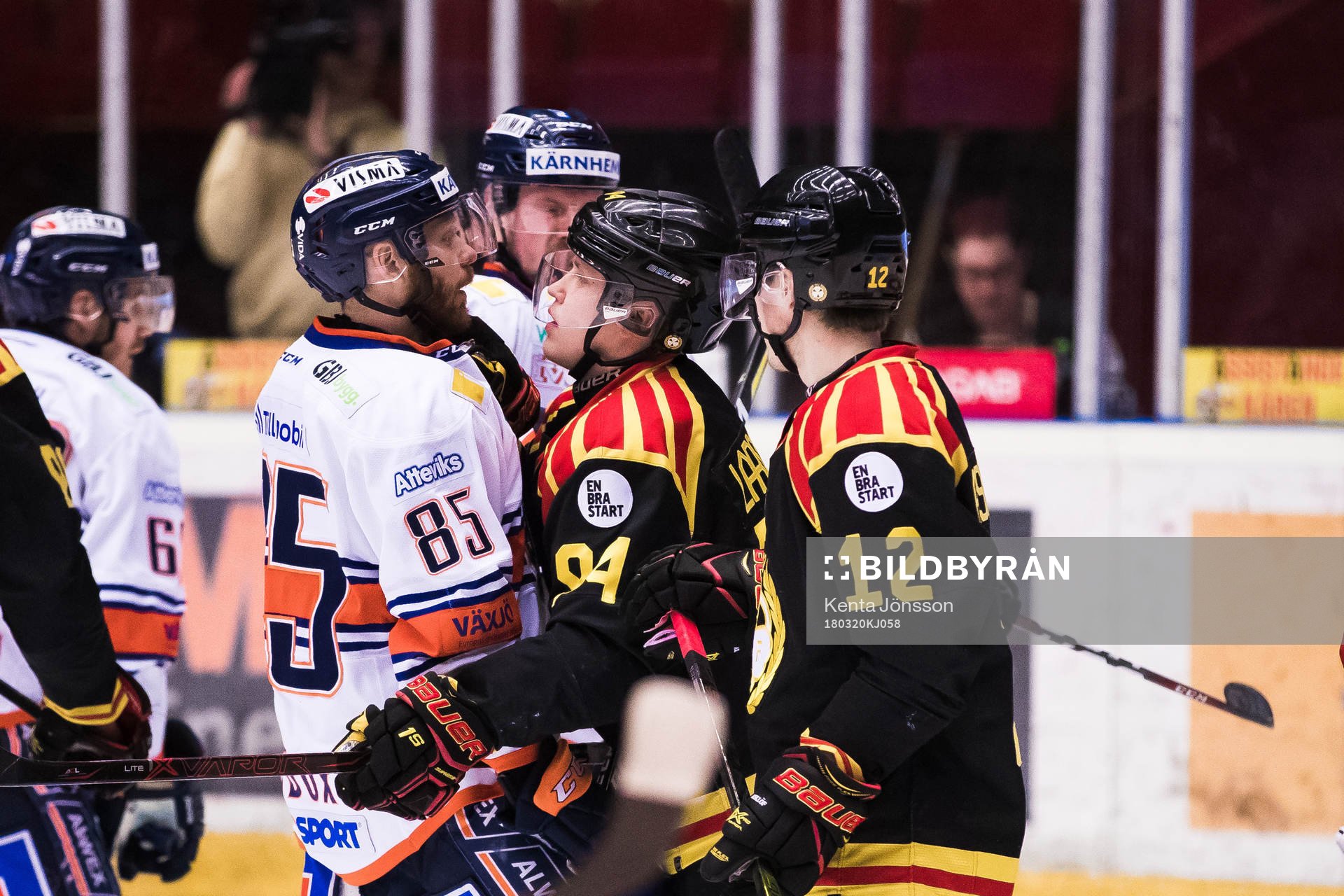 Brynäs Henrik Larsson i ett gruff med Växjös Liam Reddox