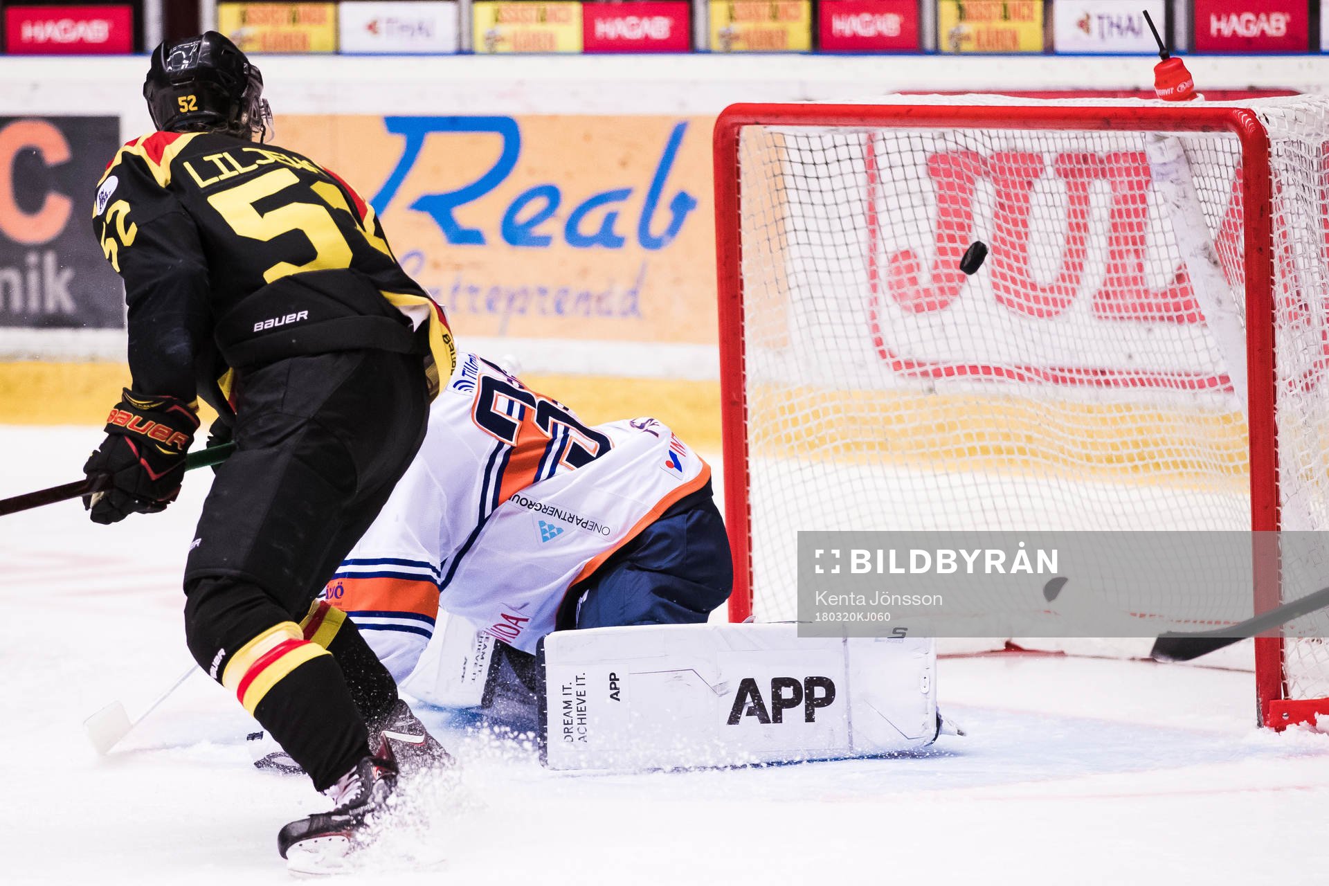 Brynäs Kevin Clark gör 2-1 bakom Växjös målvakt Viktor