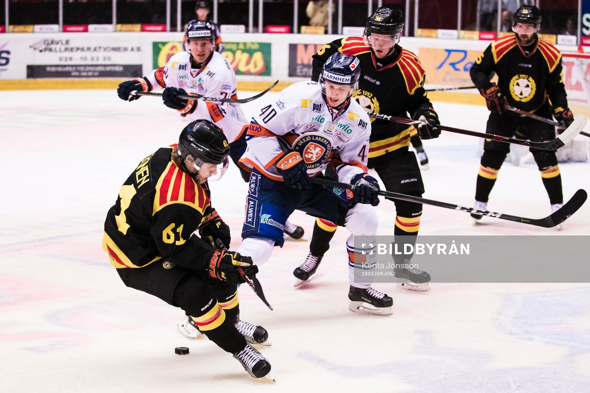 Växjös Elias Pettersson i kamp om pucken Brynäs Juuso
