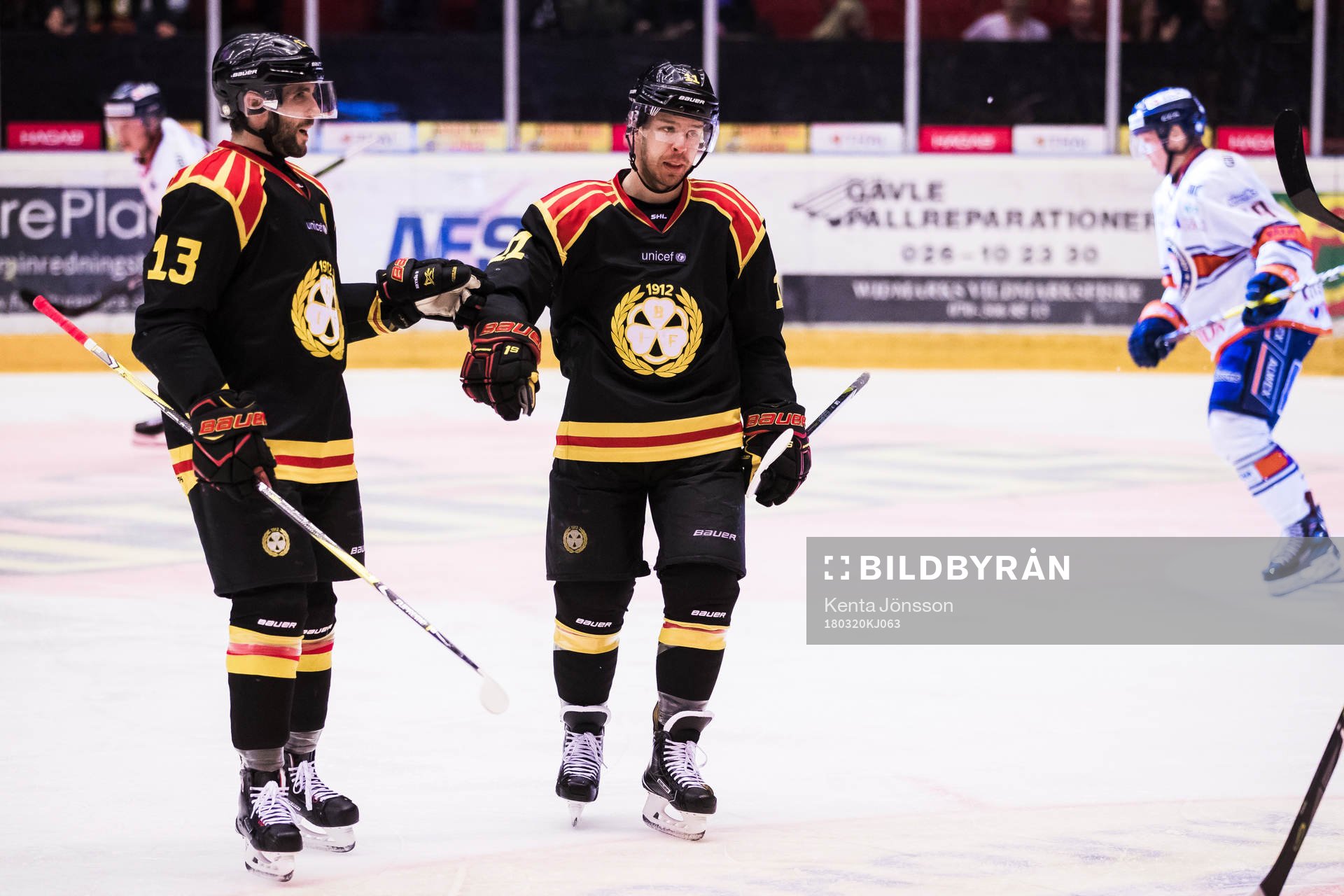 Brynäs Kevin Clark (h) jublar med Ryan Gunderson