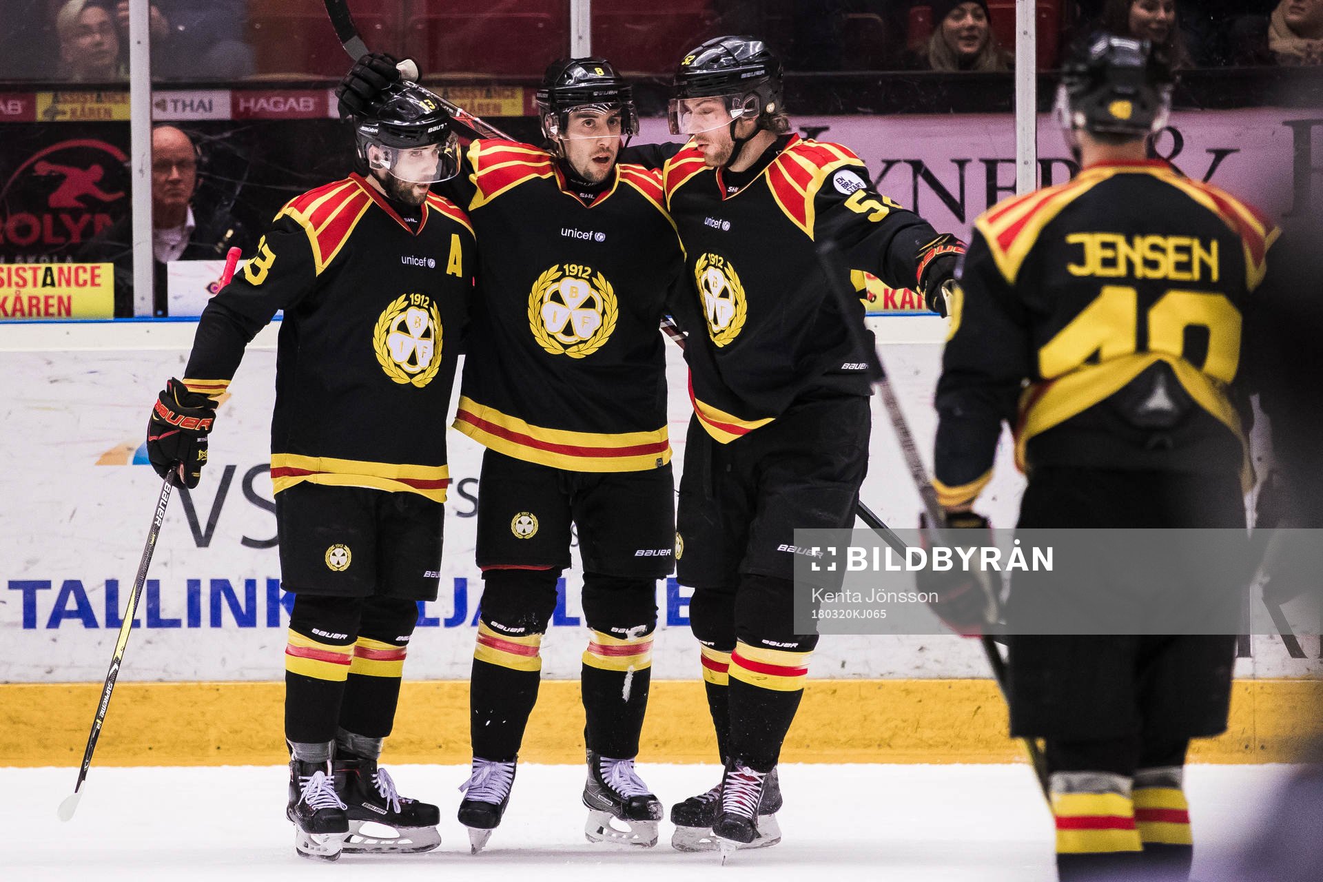 Brynäs Aaron Palushaj (m) jublar med Ryan Gunderson (v)