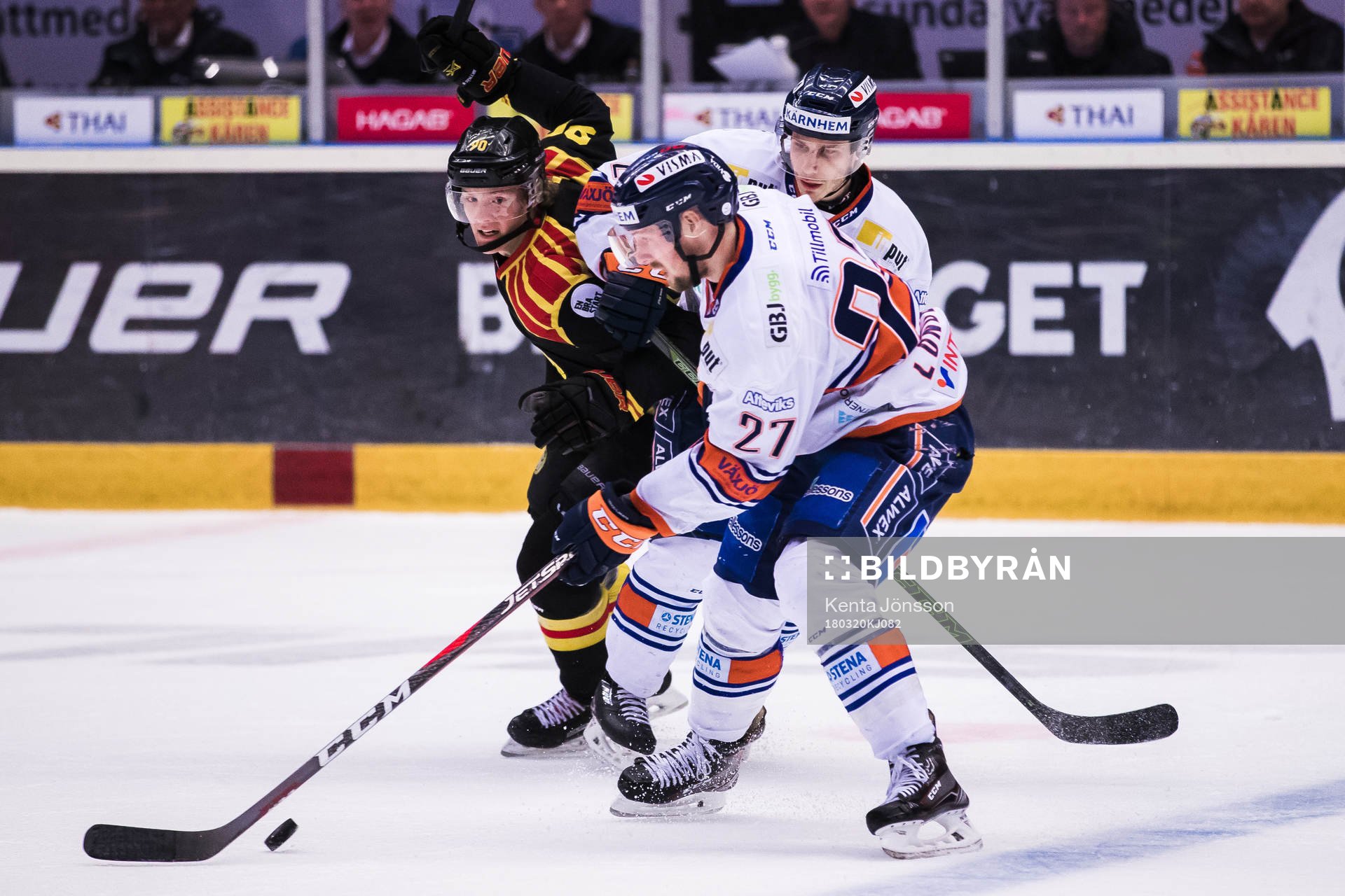 Växjös Martin Lundberg och och Andy Miele i kamp om