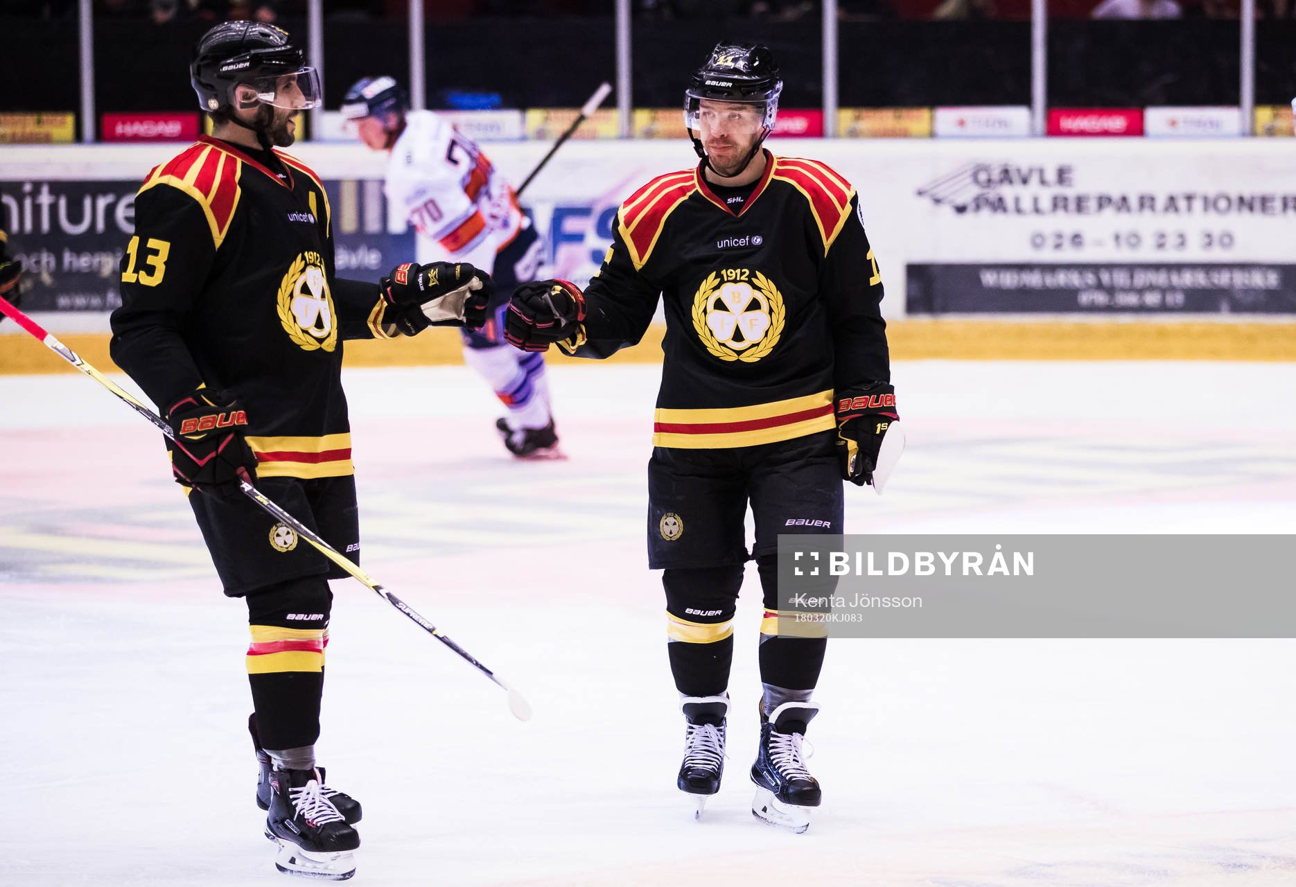 Brynäs Kevin Clark (h) jublar med Ryan Gunderson