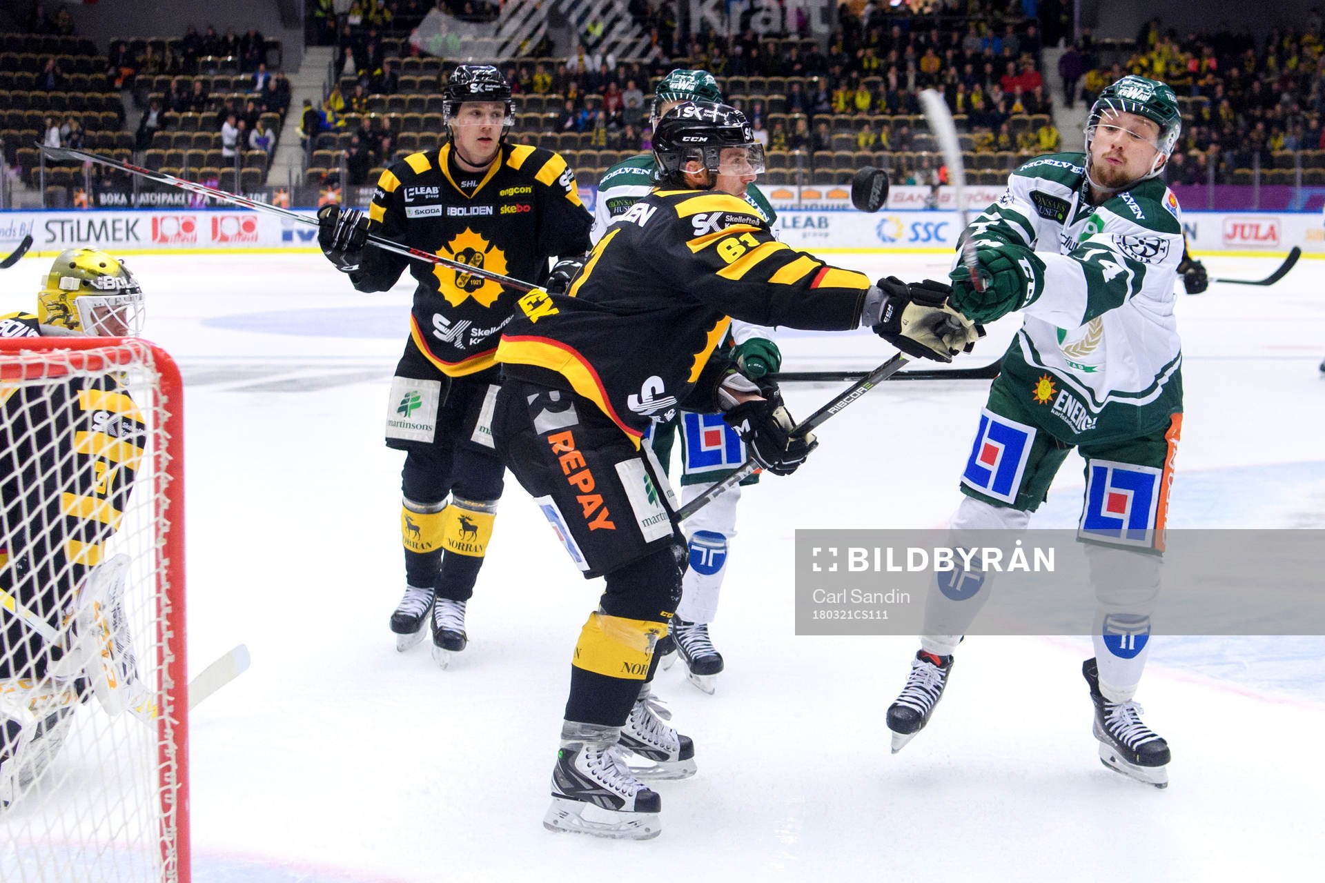 Skellefteås Fredrik Lindgren försvarar mot Färjestads
