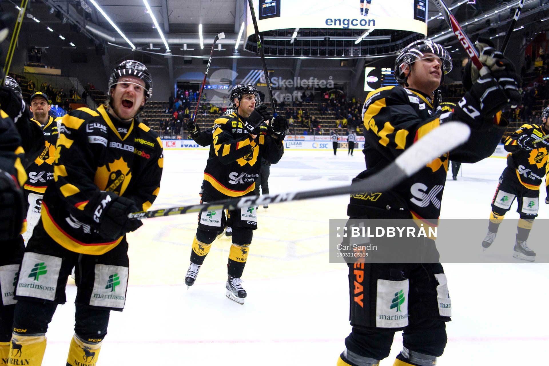 Skellefteås Joakim Lindström tackar publiken