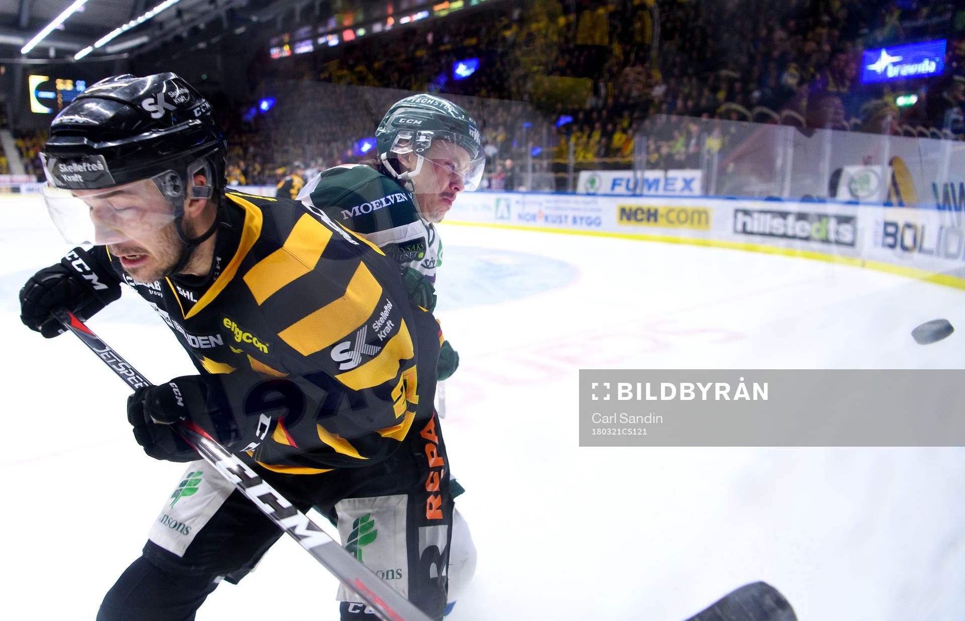Skellefteås Jimmie Ericsson tacklas av Färjestads Joakim