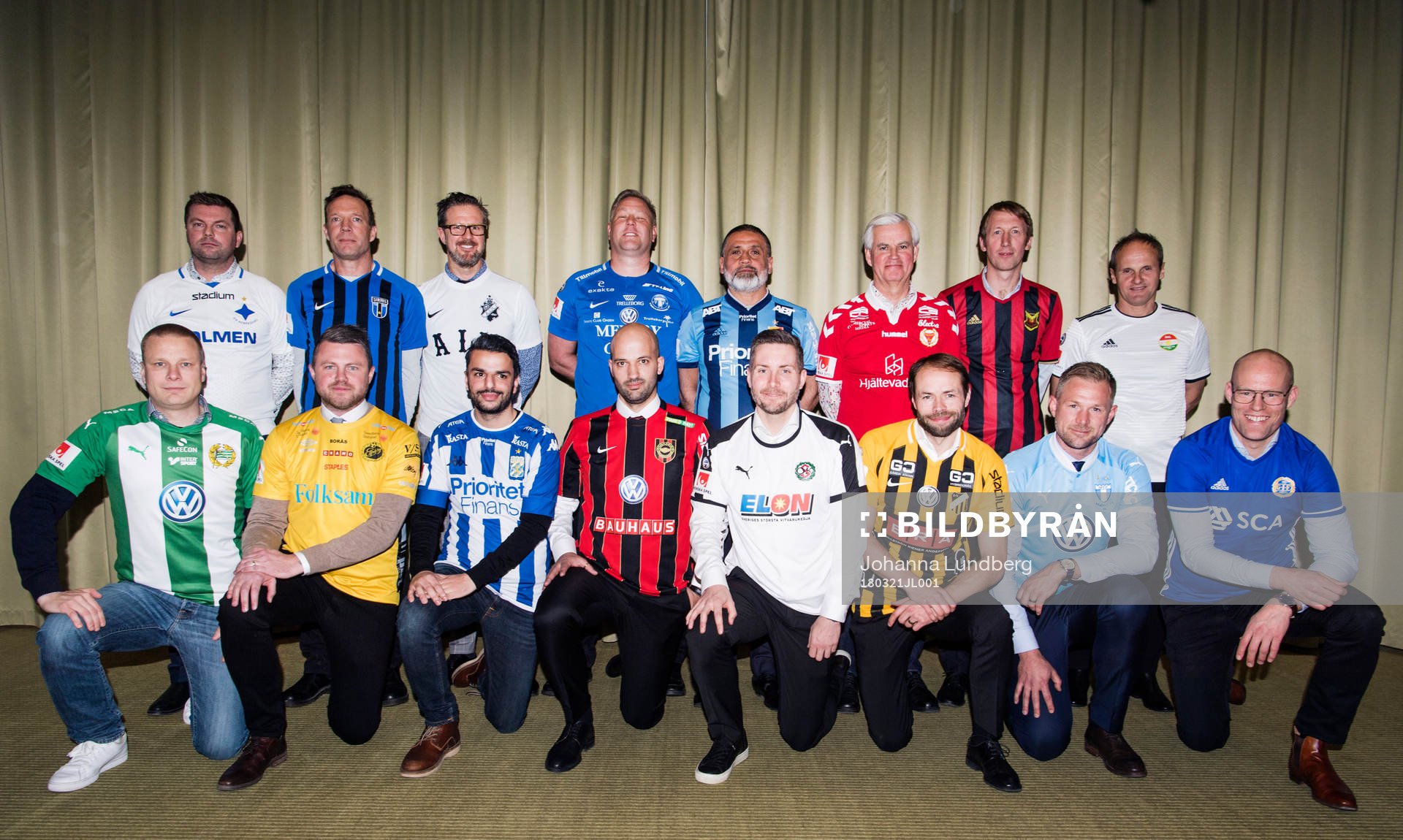 Tränarna ställer upp för en gruppbild