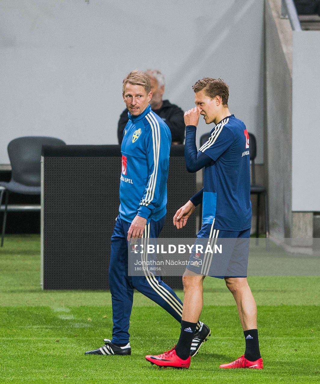 Sveriges Ludwig Augustinsson lämnar träningen på grund