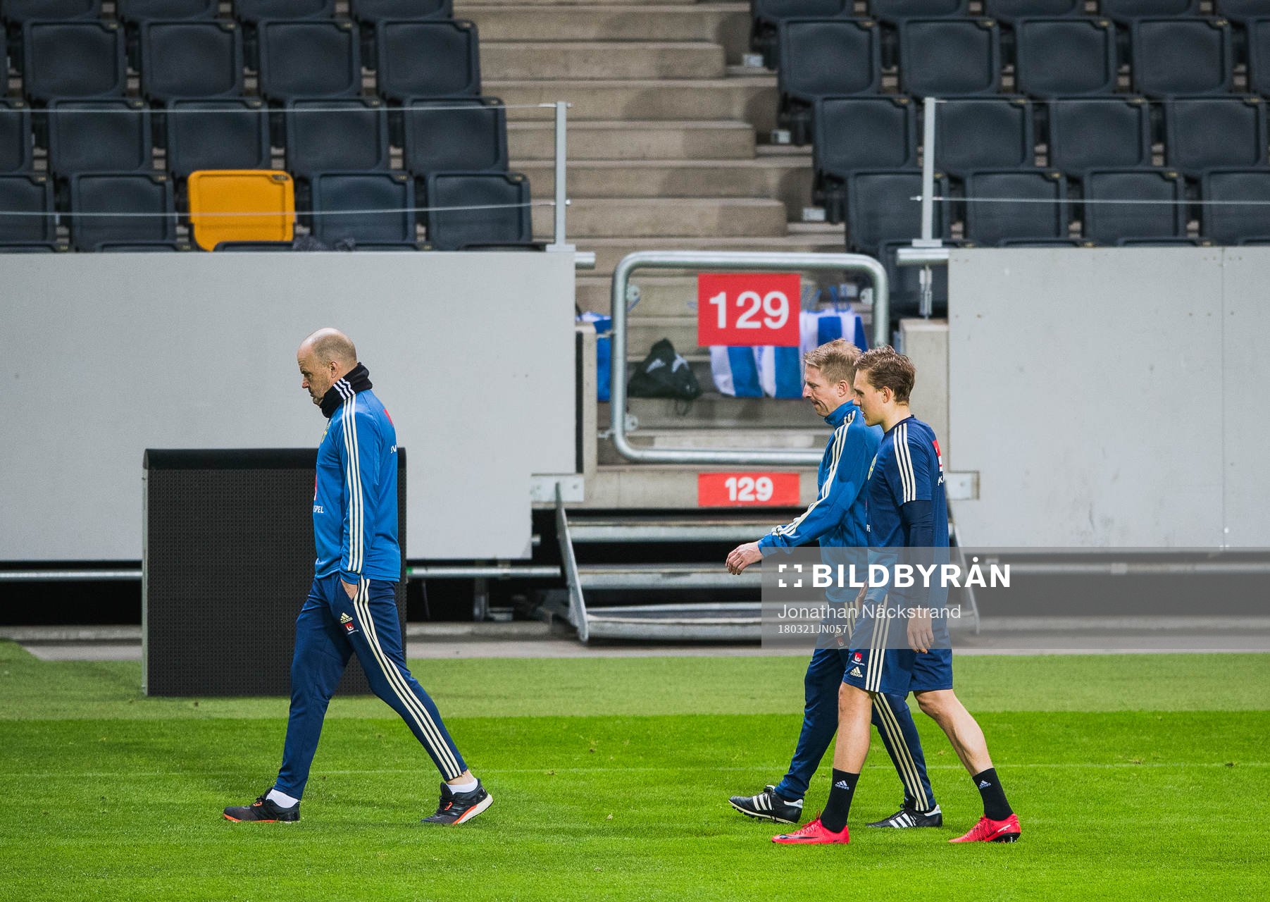 Sveriges Ludwig Augustinsson lämnar träningen på grund
