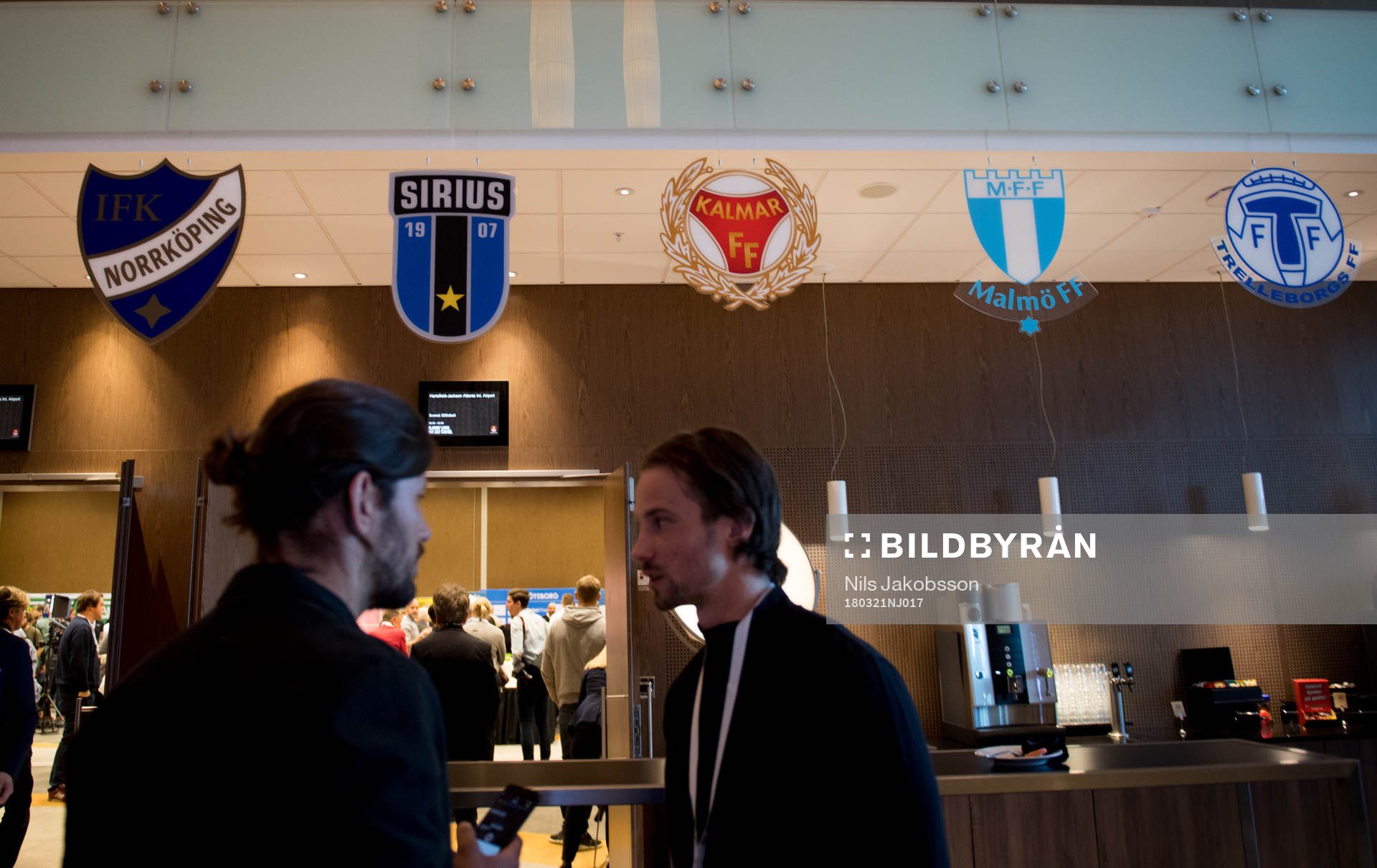 Allsvenska klubbarnas emblem hänger på väggen