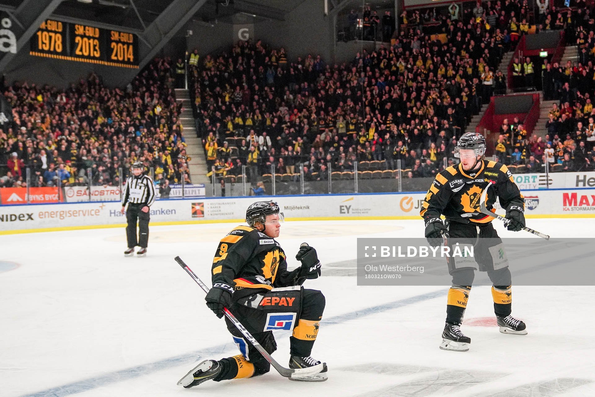 Skellefteås Tim Söderlund och Jonathan Pudas jublar
