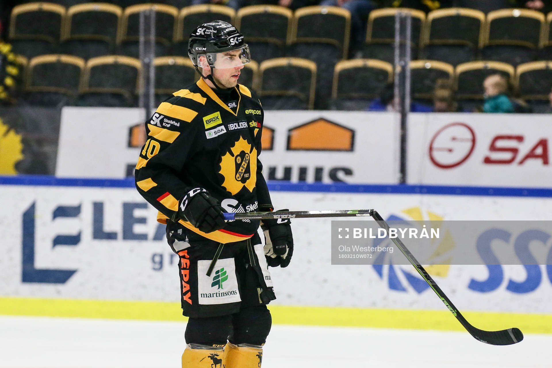 Skellefteås Joakim Lindström med avbruten klubba