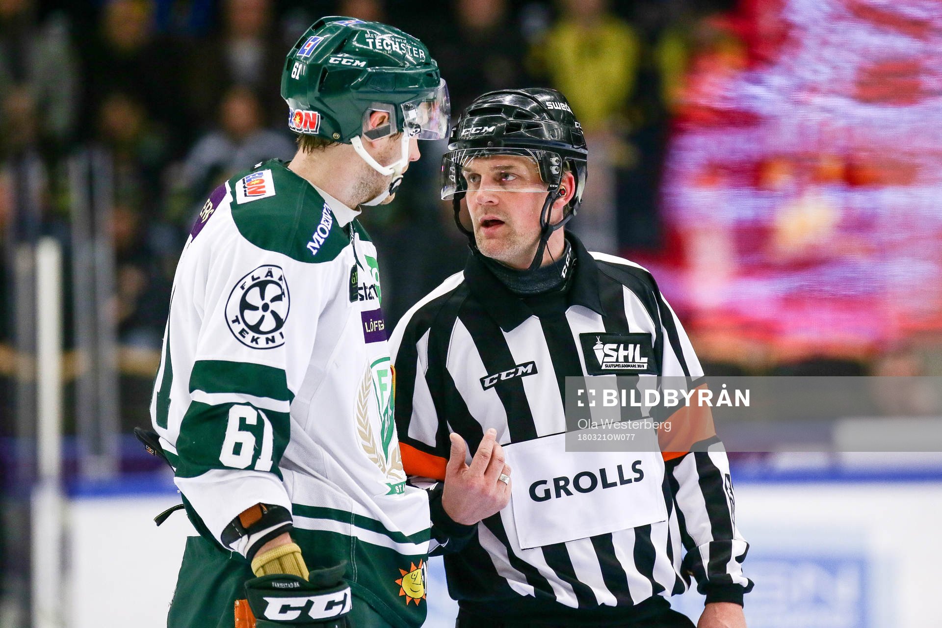 Färjestads Johan Ryno pratar med domare Mikael Nord