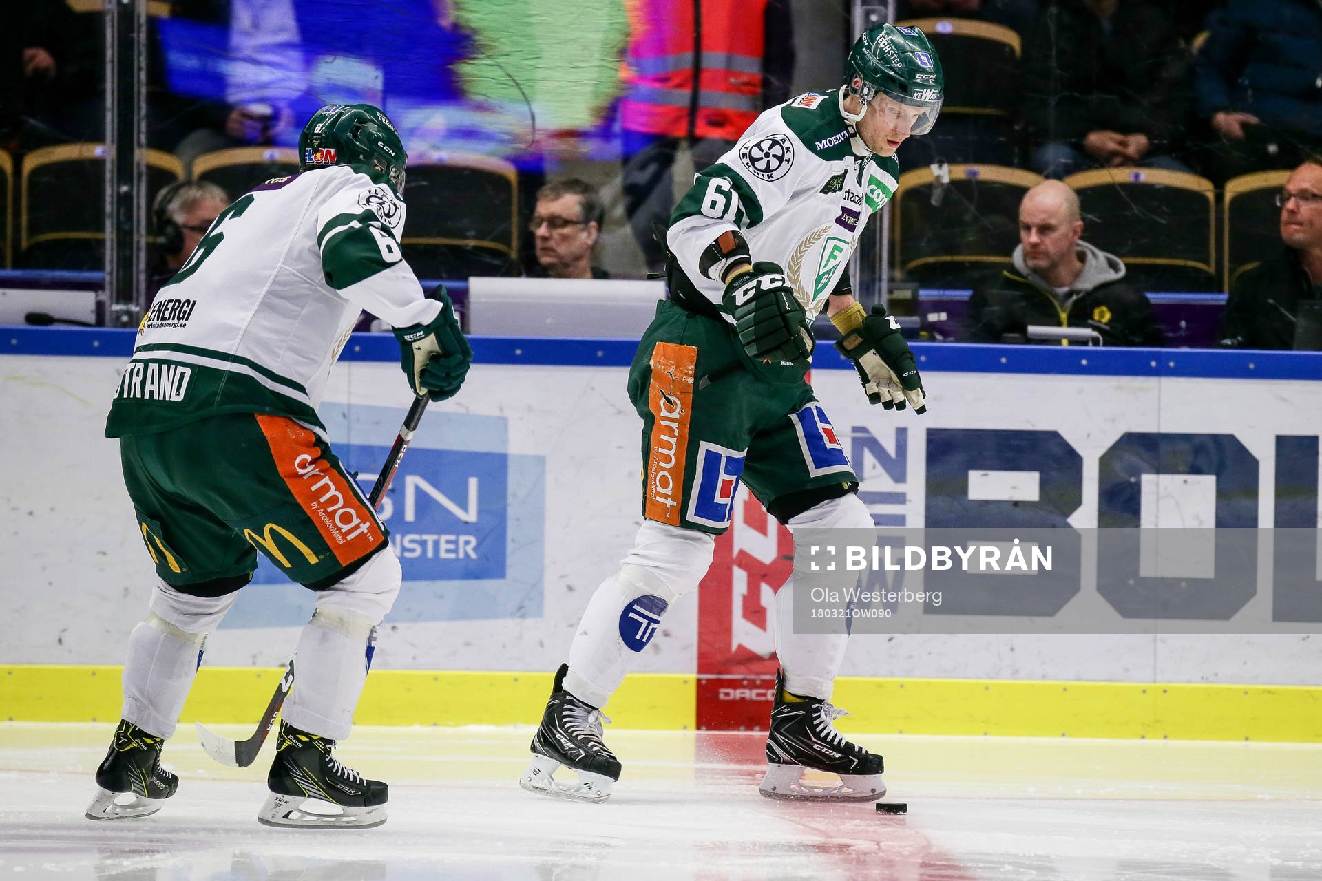 Färjestads Johan Ryno tappar klubban och sparkar pucken