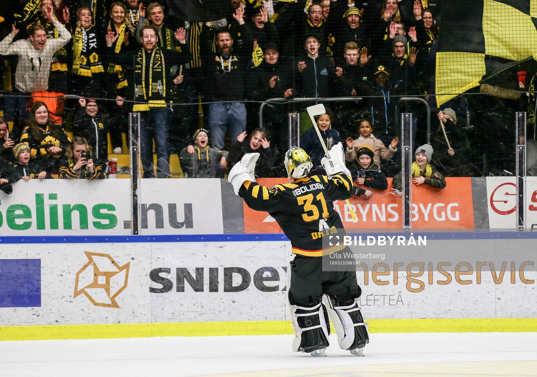 Skellefteås målvakt Joni Ortio jublar