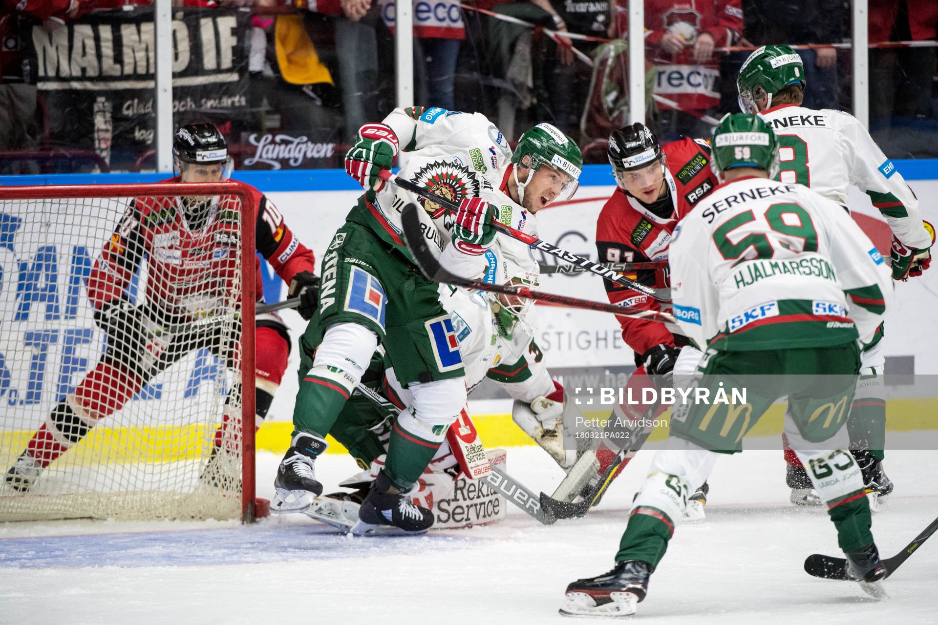 Frölundas Matt Donovan rensar framför Malmö Redhawks Max