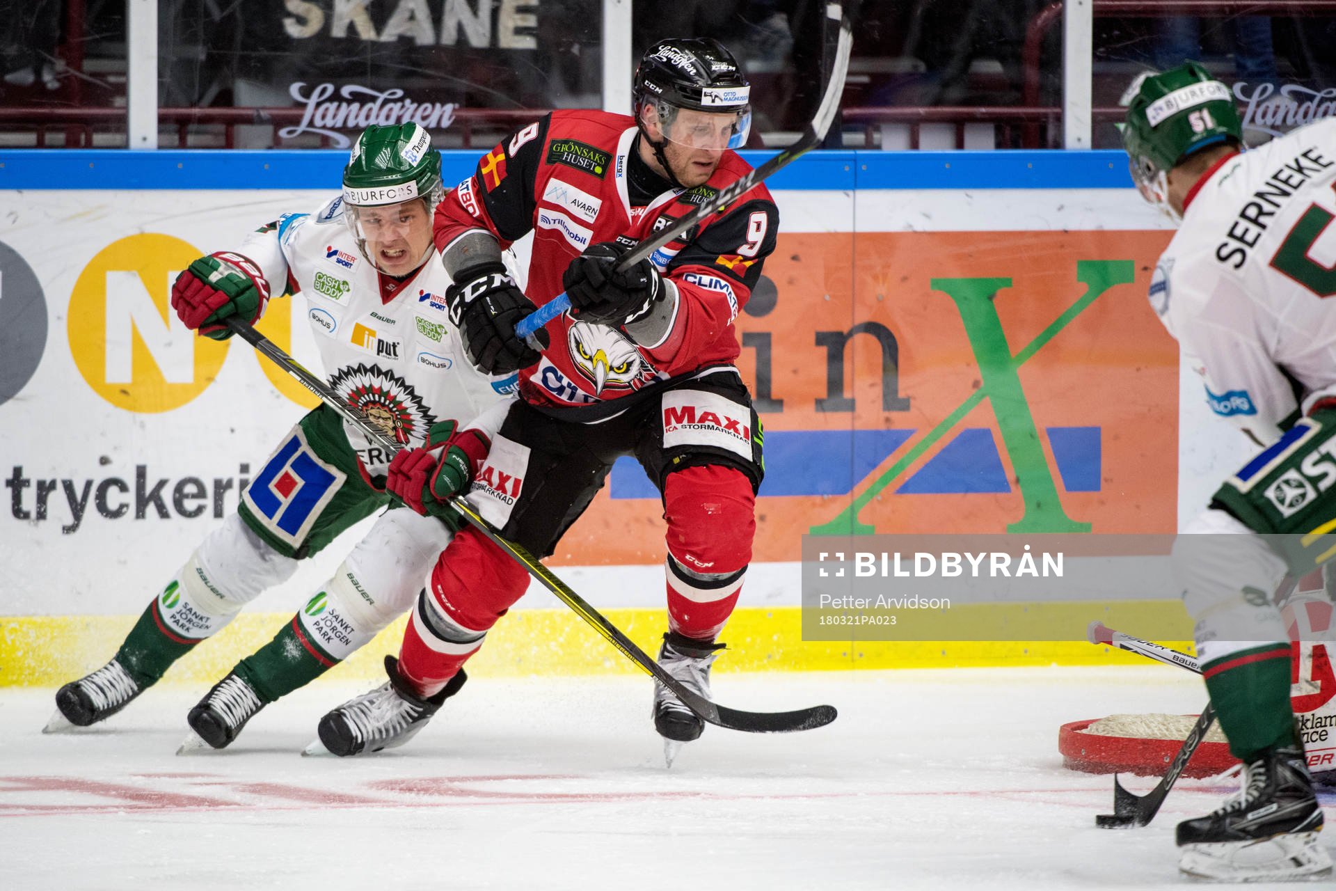 Frölundas Victor Olofsson och Malmö Redhawks Frederik