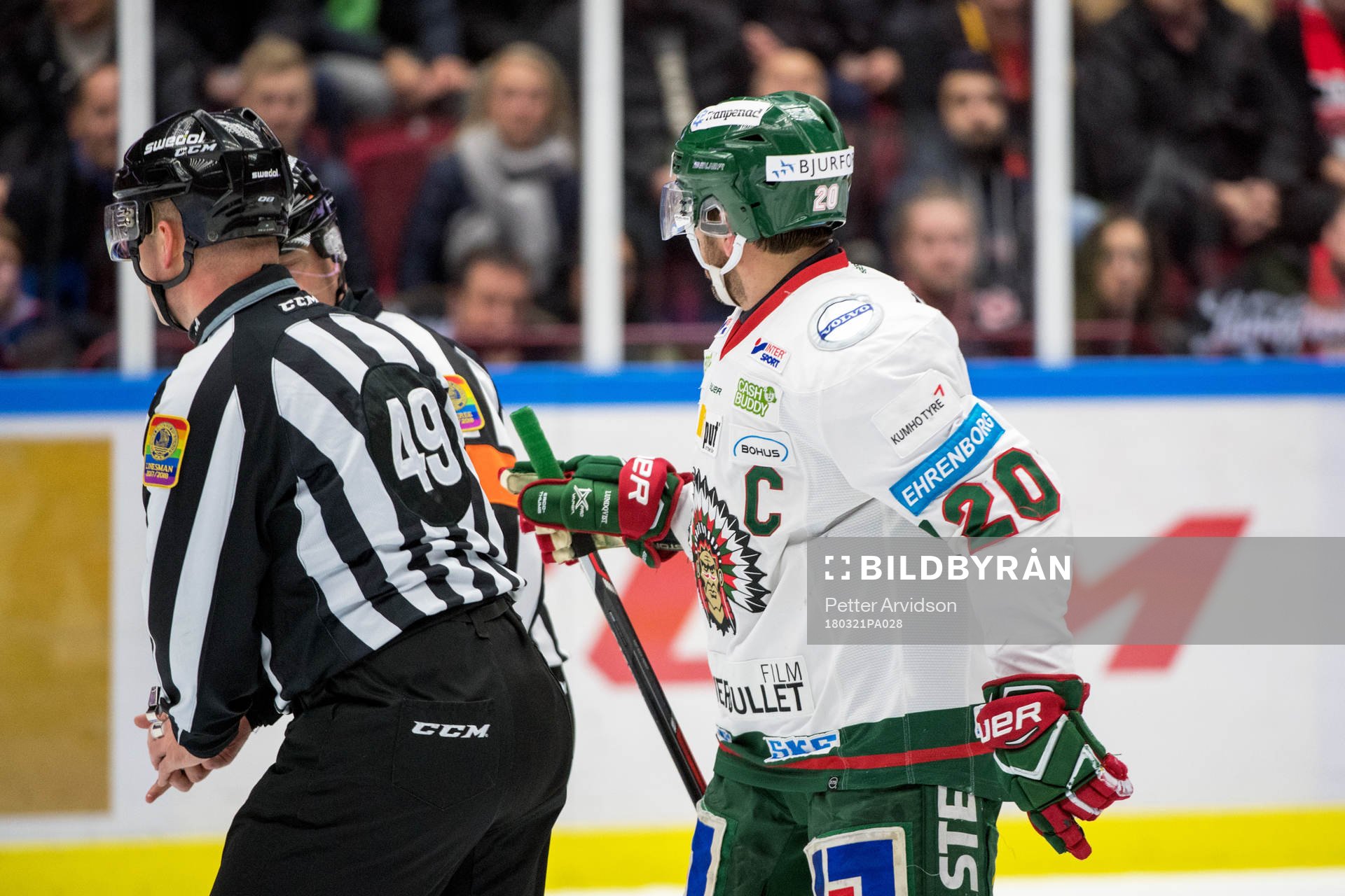 Frölundas Joel Lundqvist pratar med domaren