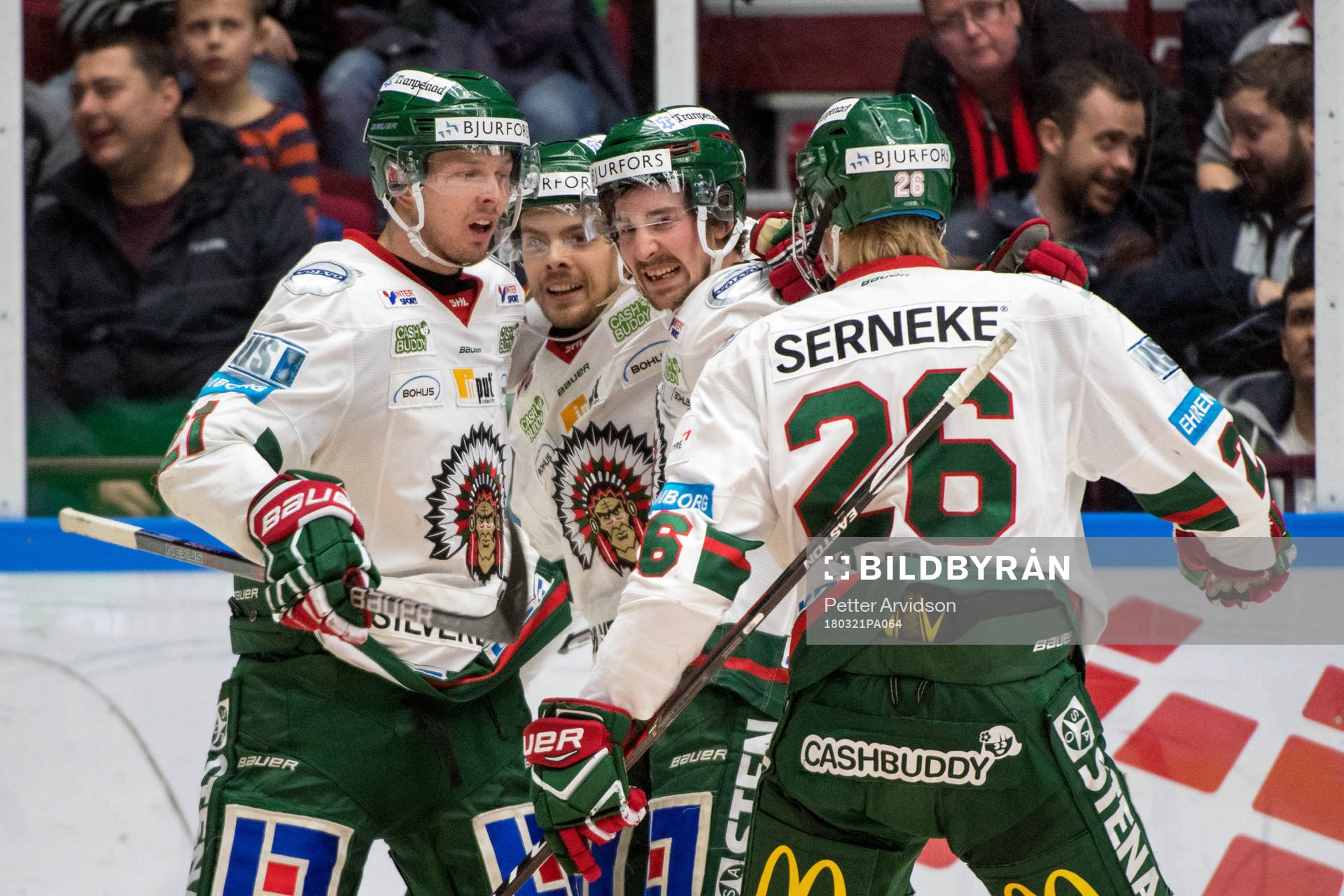 Frölundas Adam Almqvist jublar med lagkamrater