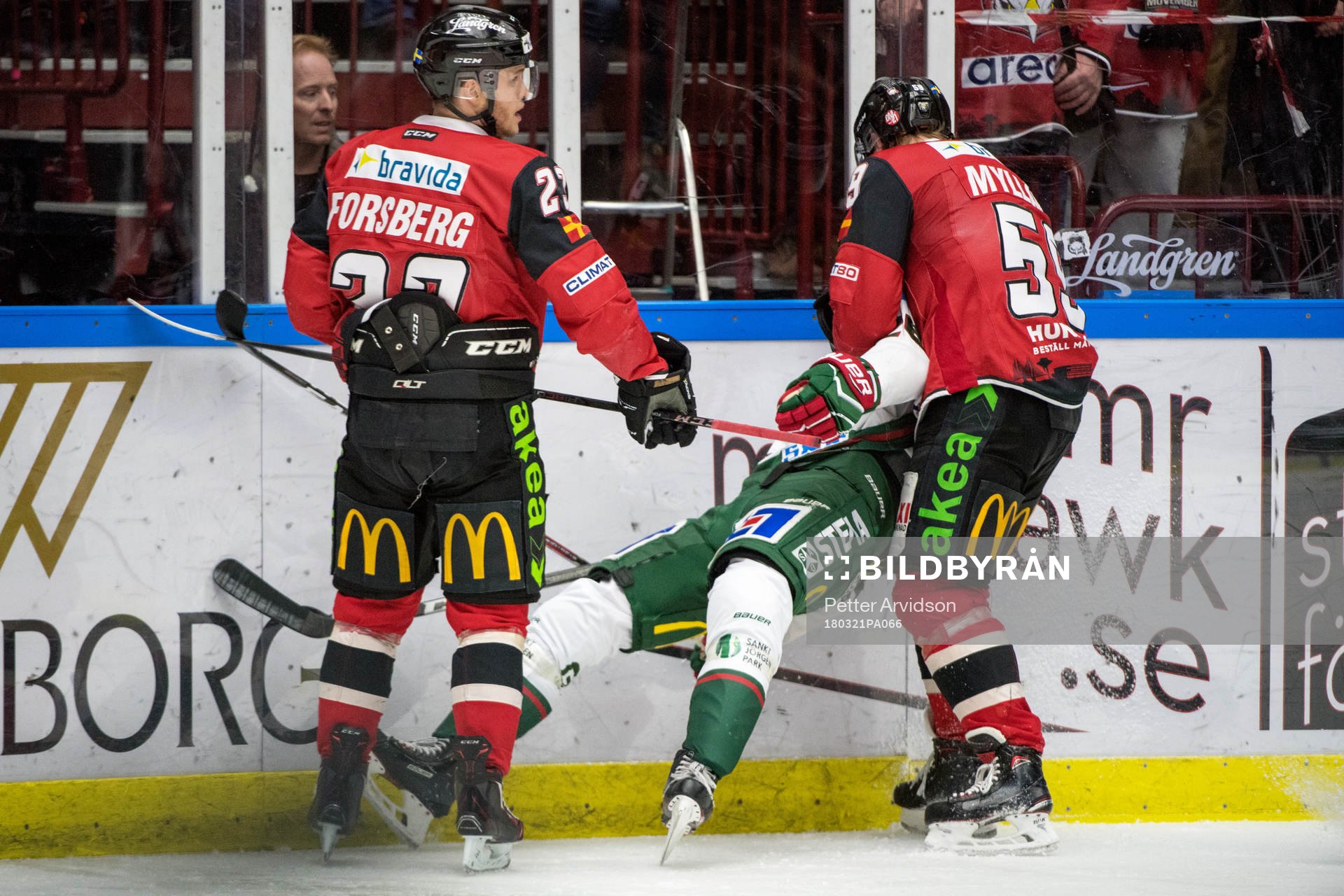 Malmö Redhawks Christoffer Forsberg och Anton Mylläri tar
