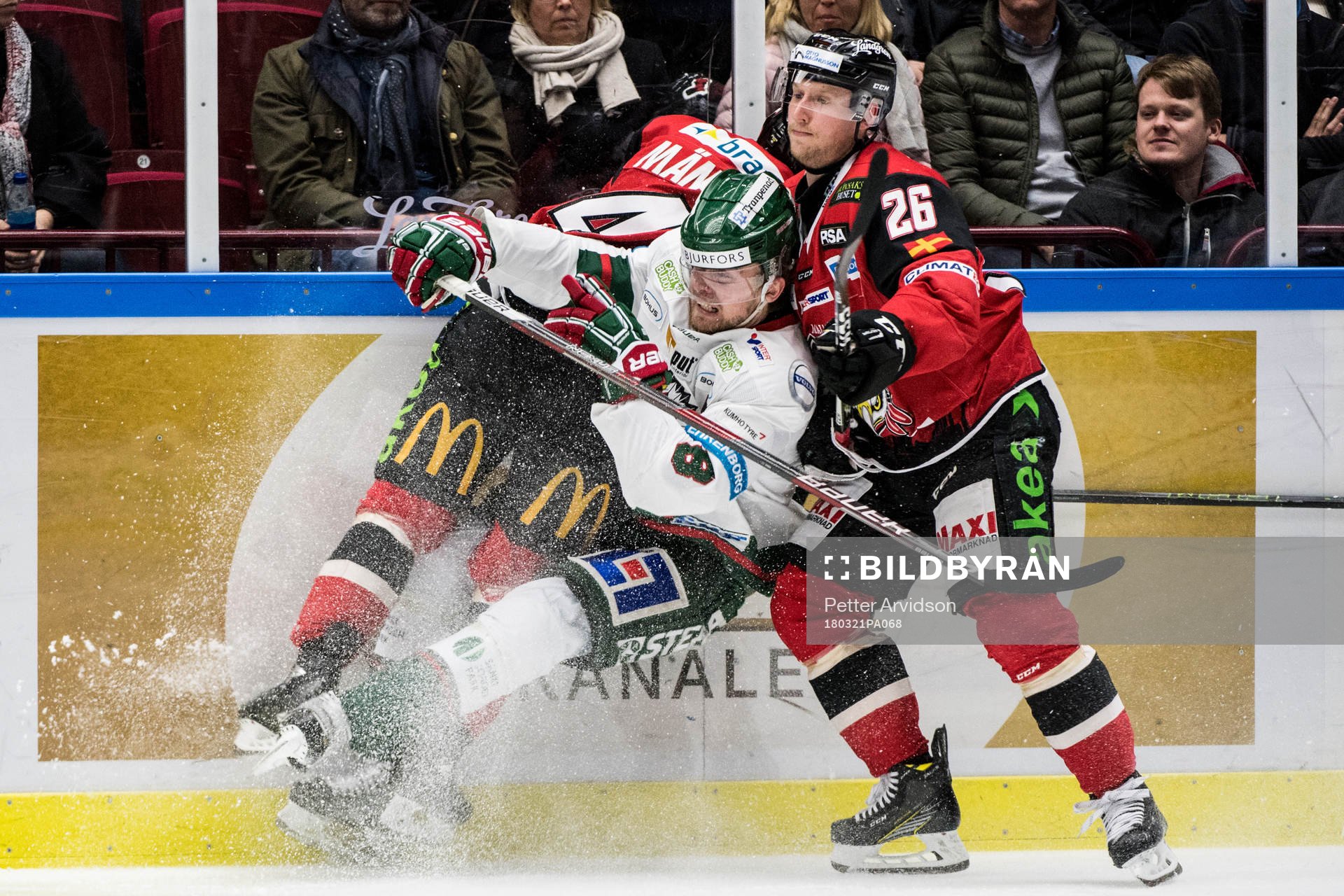 Frölundas John Nyberg tacklas av Malmö Redhawks Anton