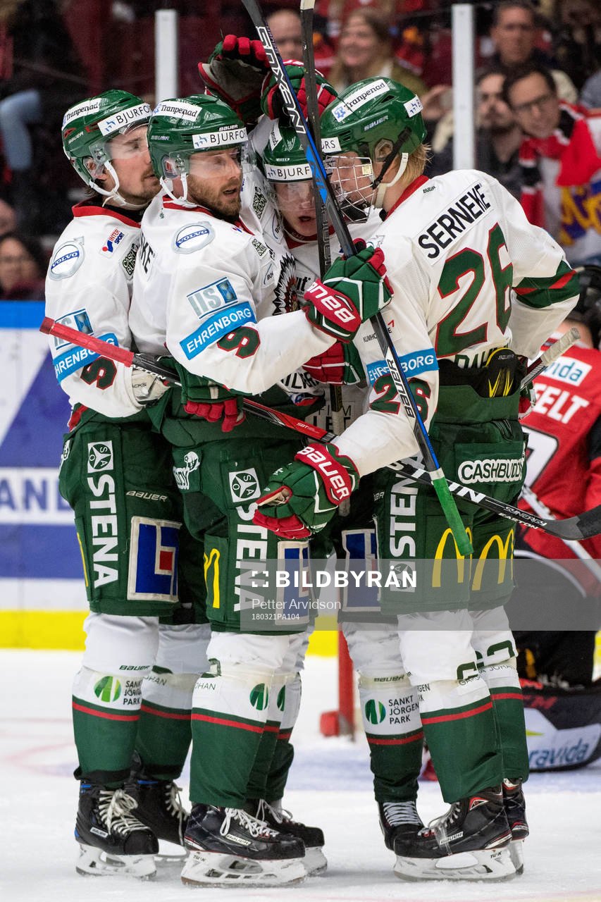 Frölundas Carl Grundström jublar med lagkamrater