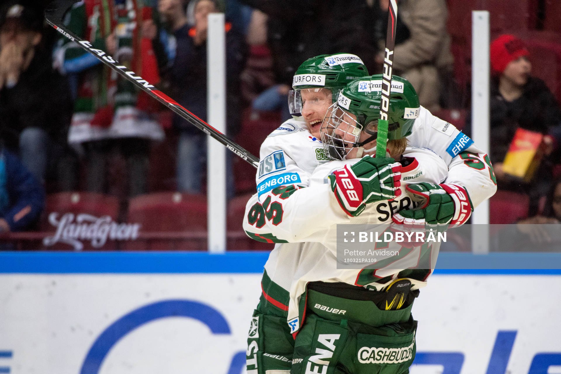 Frölundas Simon Hjalmarsson och Rasmus Dahlin jublar