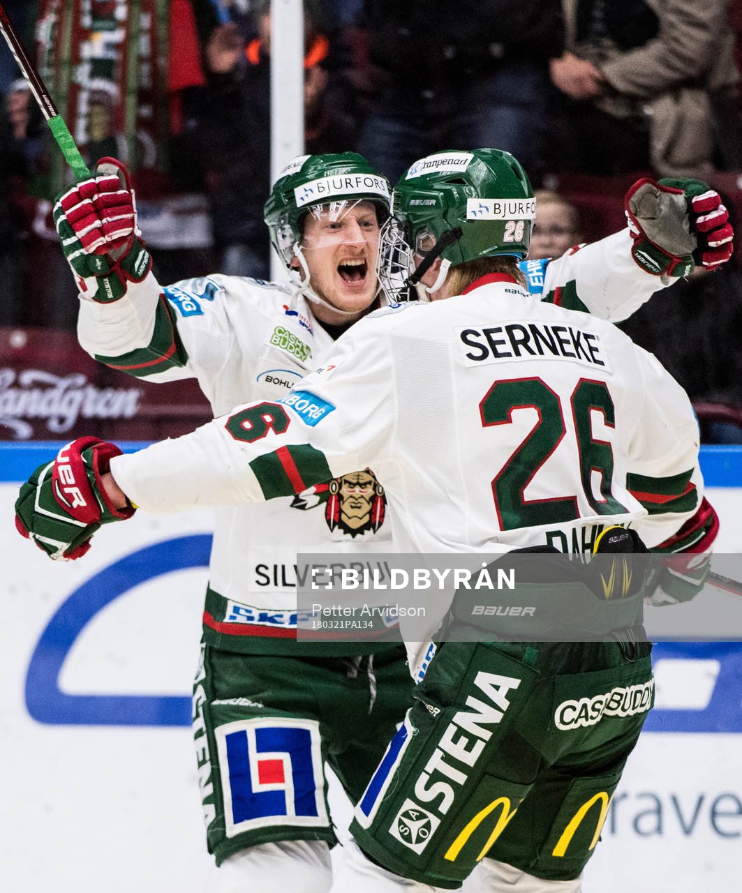 Frölundas Rasmus Dahlin jublar ihop med Simon Hjalmarsson