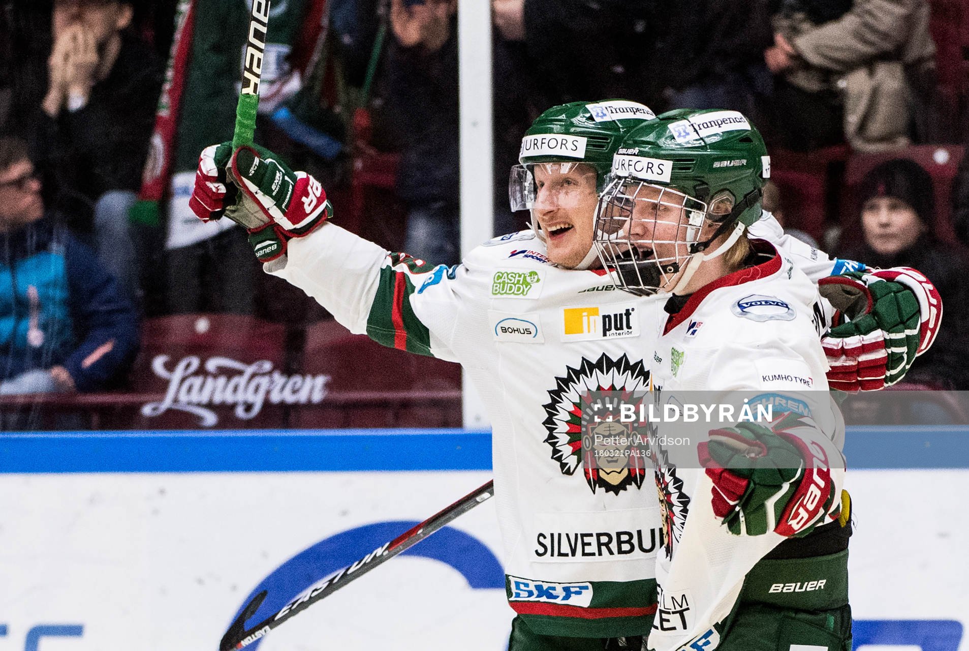 Frölundas Rasmus Dahlin jublar ihop med Simon Hjalmarsson