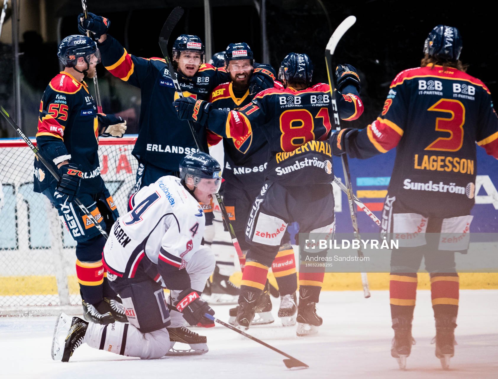 Djurgårdens Mikael Ahlén (m) jublar och firar med