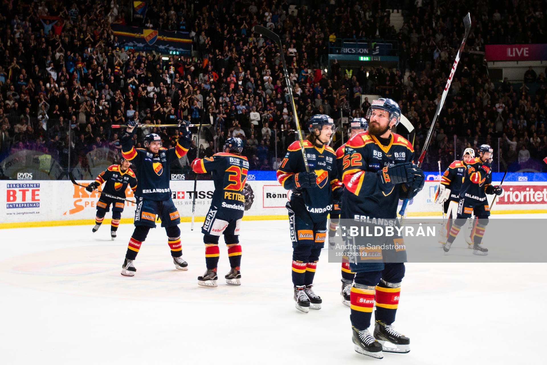 Djurgårdens Mikael Ahlén och övriga laget jublar