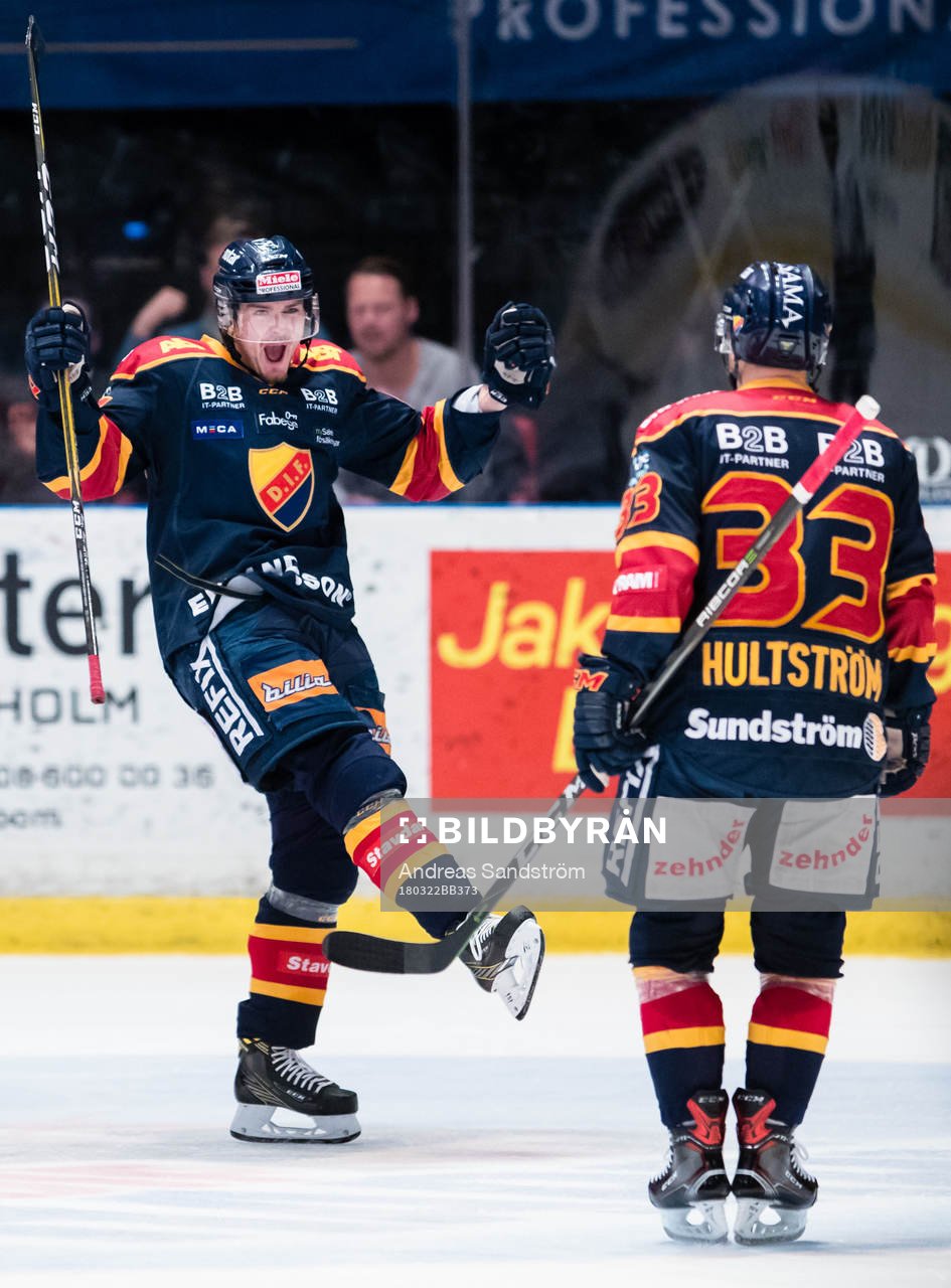 Djurgårdens Linus Johansson (v) jublar med Linus Hultström