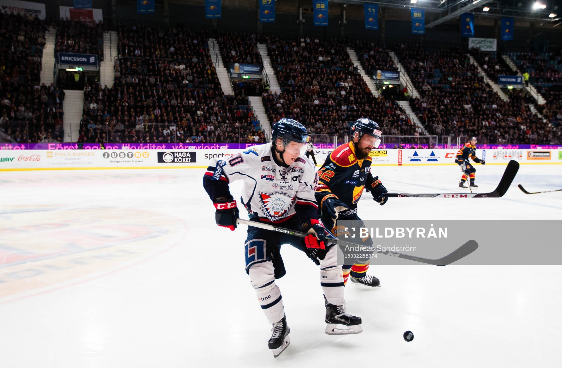 Linköpings Ken André Olimb i kamp om pucken med