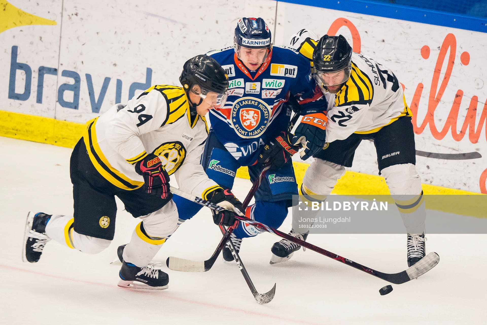 Växjös Linus Högberg mellan Brynäs Henrik Larsson och