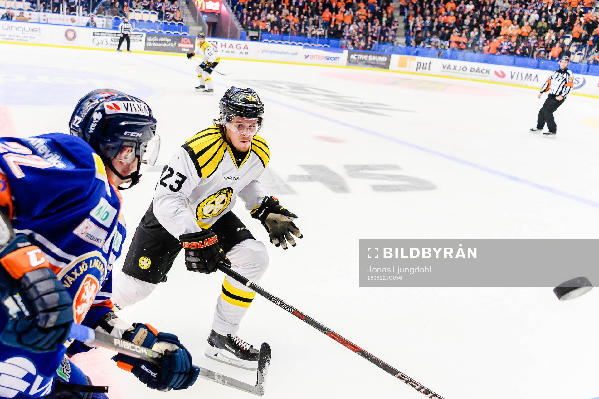 Brynäs Lucas Carlsson jagar pucken