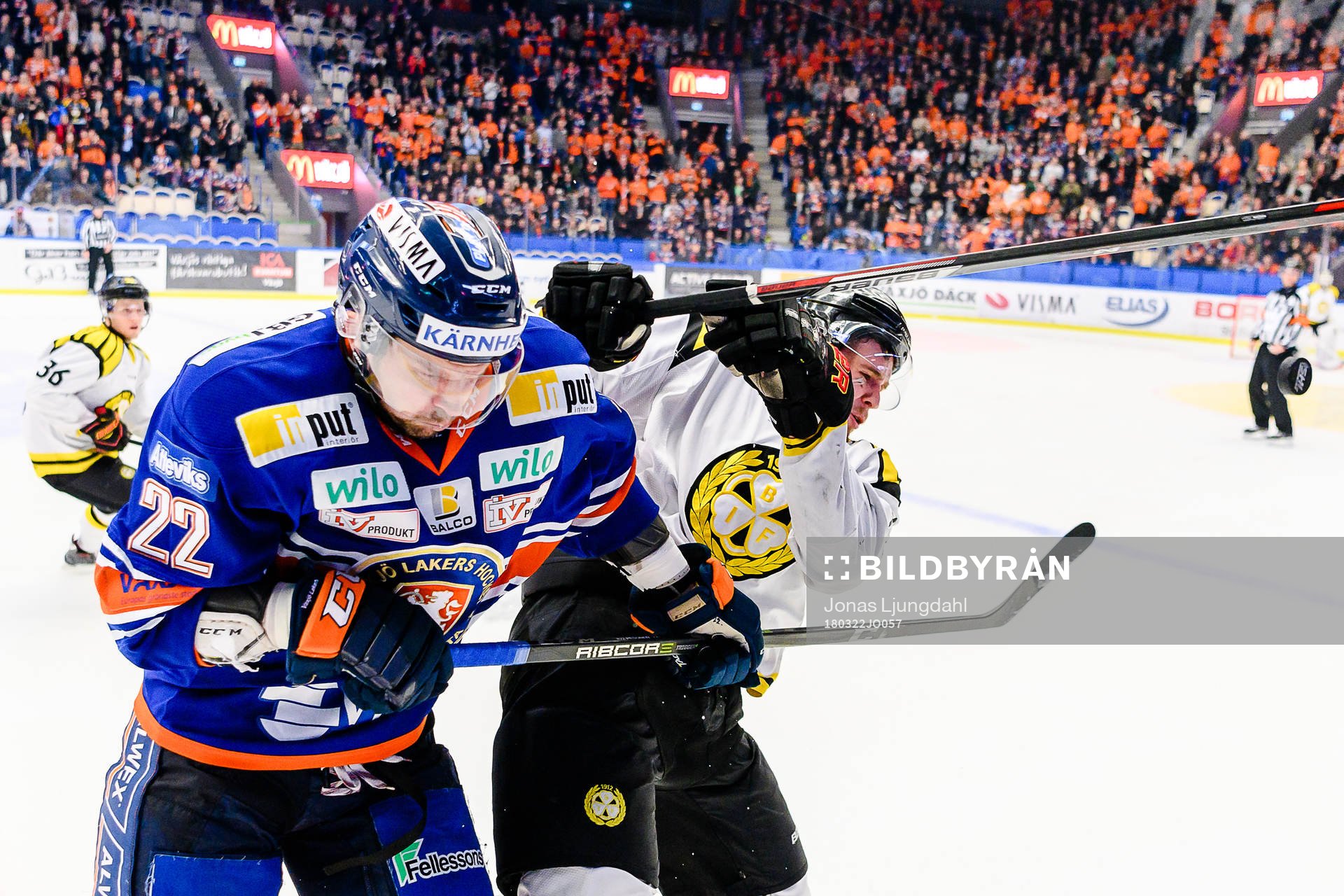 Brynäs Lucas Carlsson tacklas av Växjös Janne Pesonen