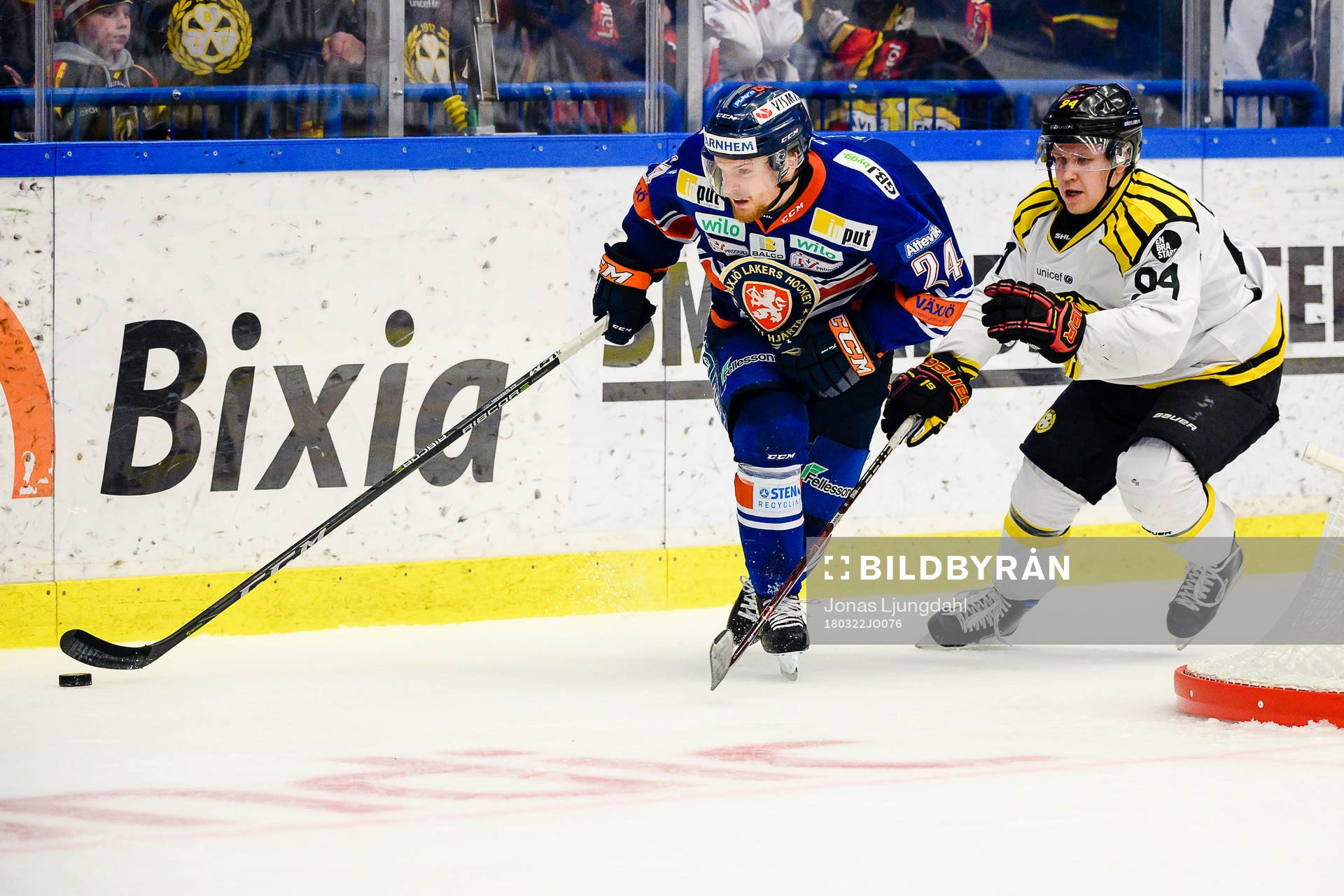 Växjös Brendan Shinnimin jagas av Brynäs Henrik Larsson