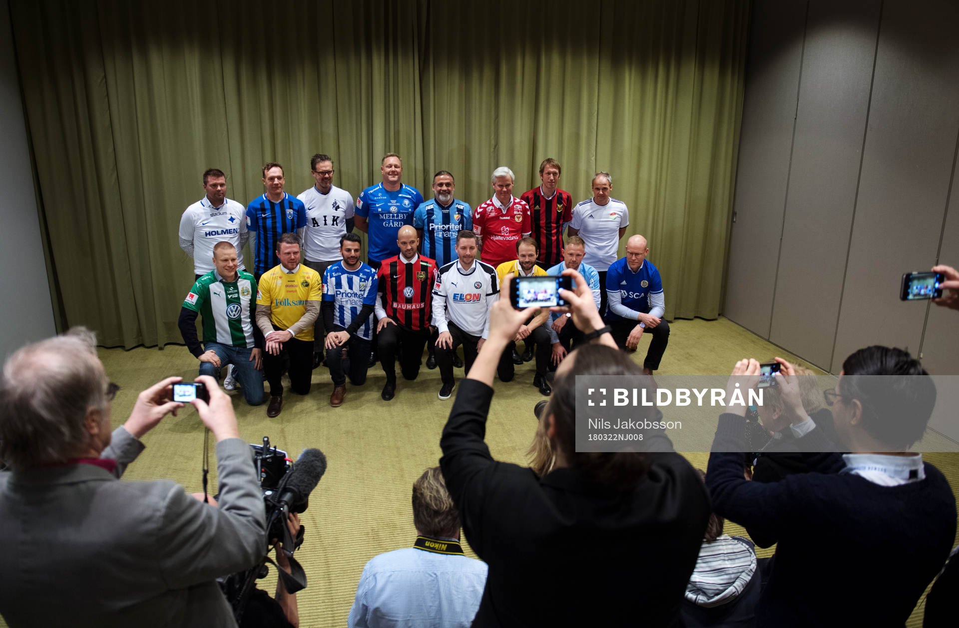 Tränarna ställer upp för en gruppbild
