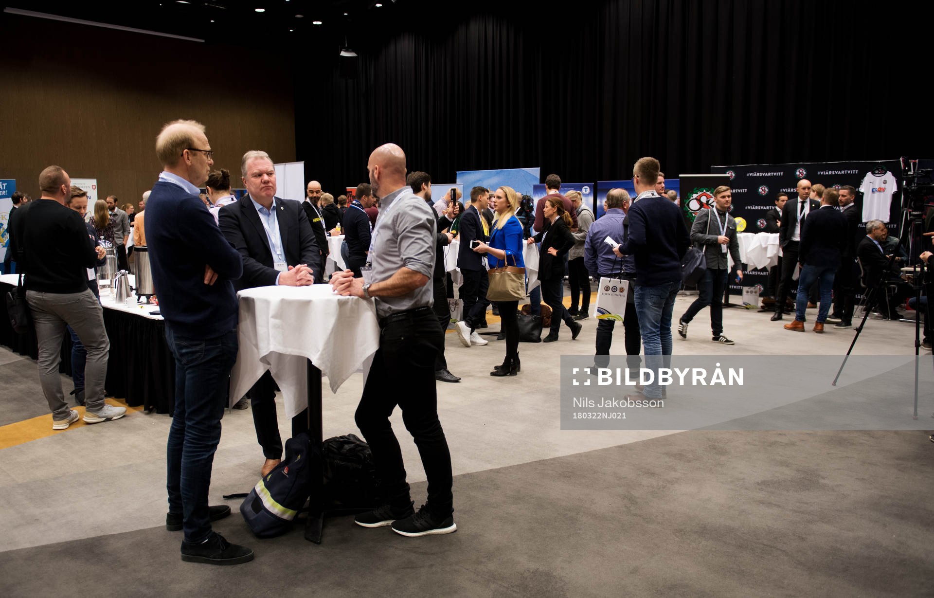 Karl-Erik Nilsson minglar