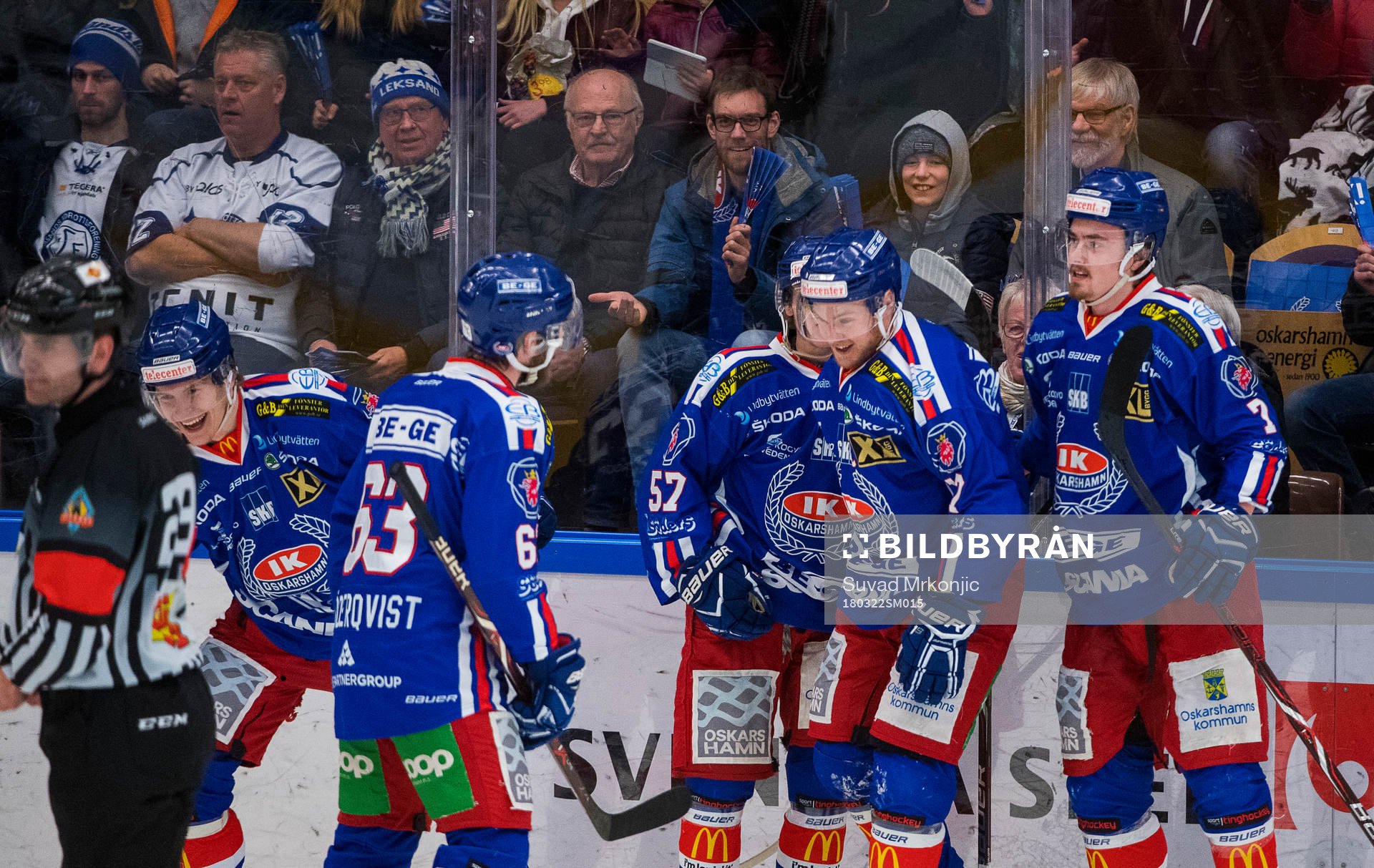 Oskarshamns Jonas Engström jublar med lagkamrater