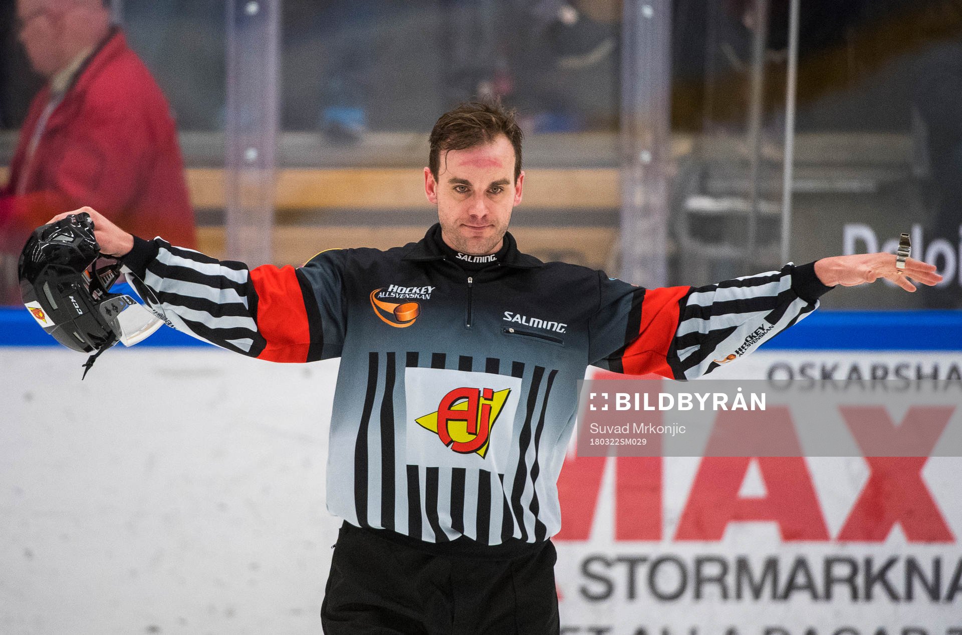 Domaren Richard Magnusson gör en wash-out och dömer bort