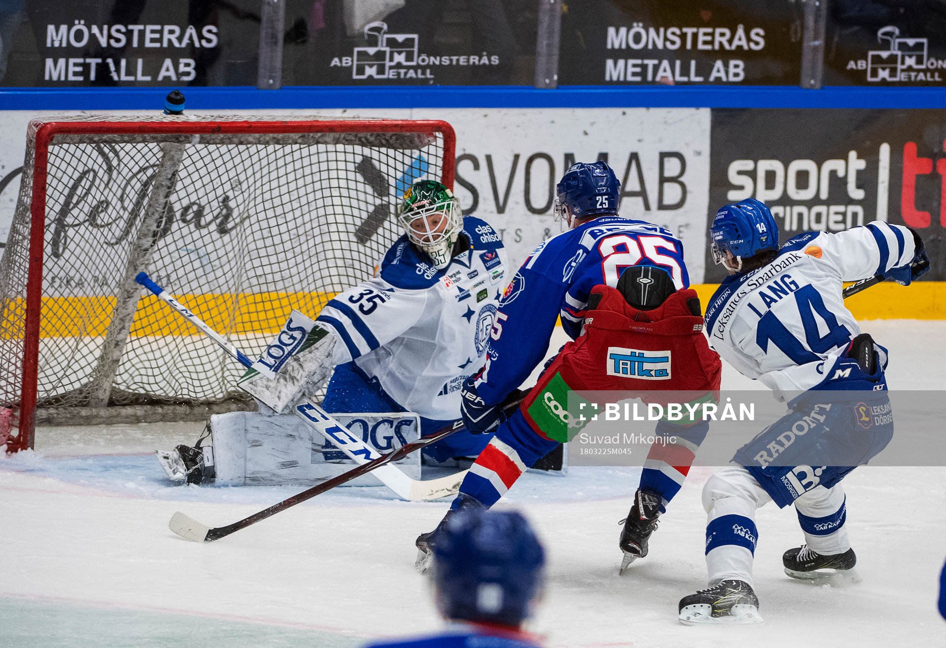 Leksands målvakt Robin Rahm och Oskar Lang samt