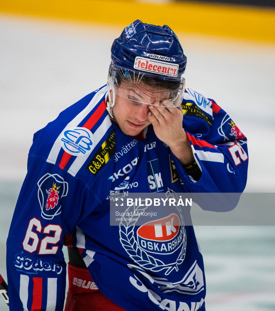 Oskarshamns Manuel Ågren fick en puck i ansiktet