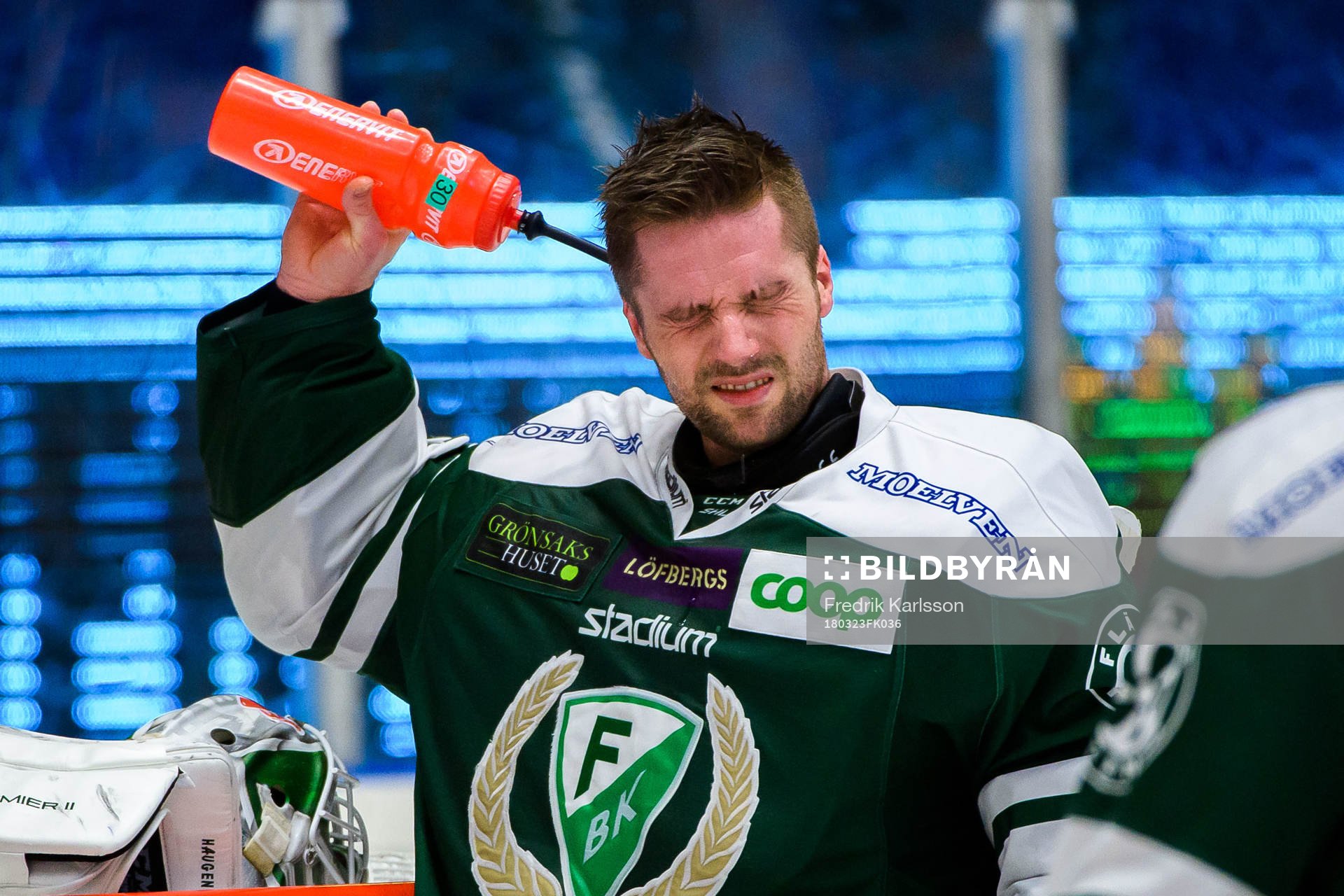 Färjestads målvakt Lars Haugen svalkar sig
