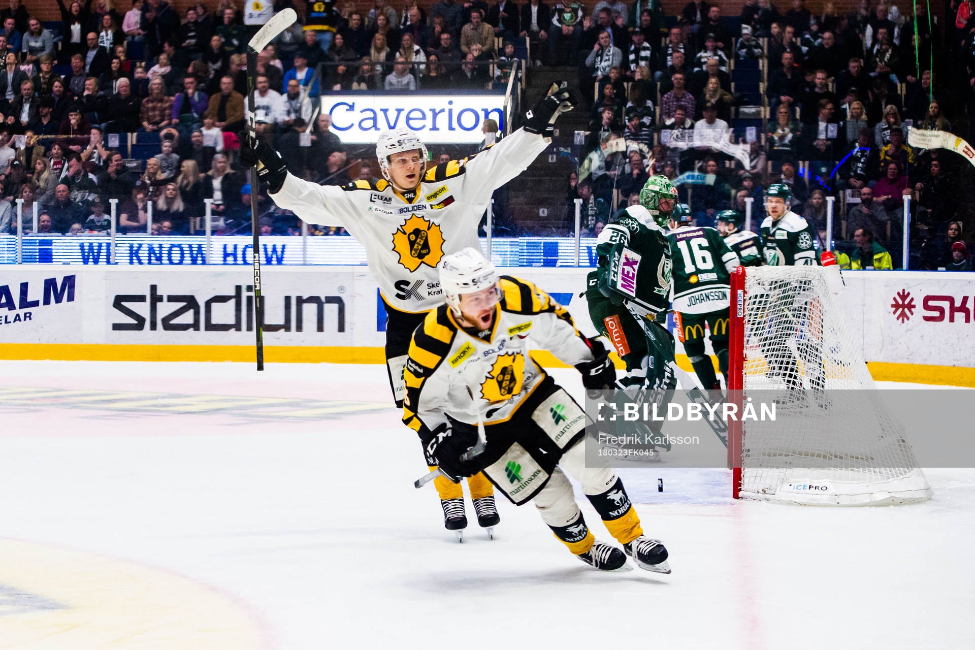Skellefteås Sebastian Ohlsson och Linus Lindström jublar