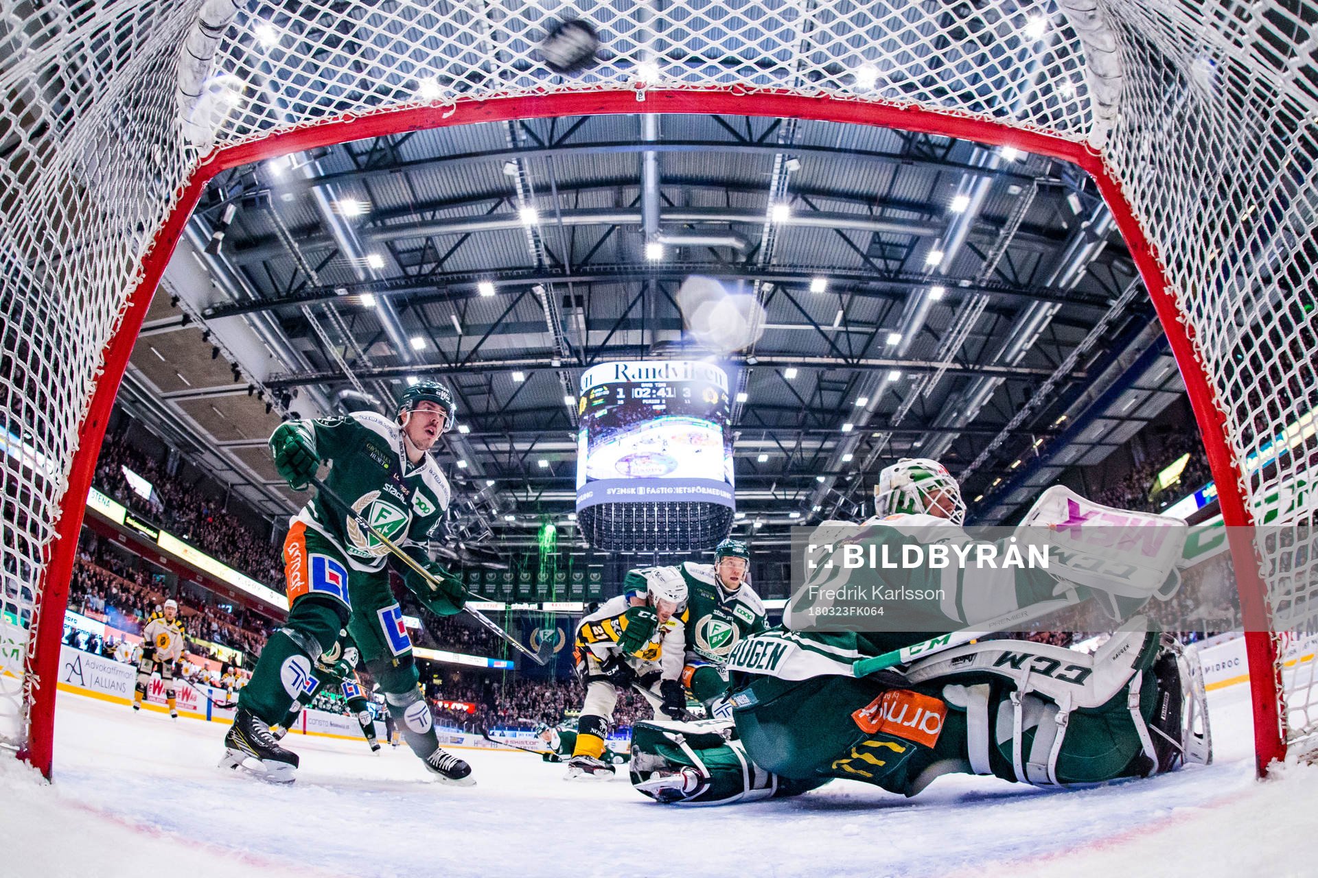 Färjestads Sebastian Erixon och målvakt Lars Haugen ser