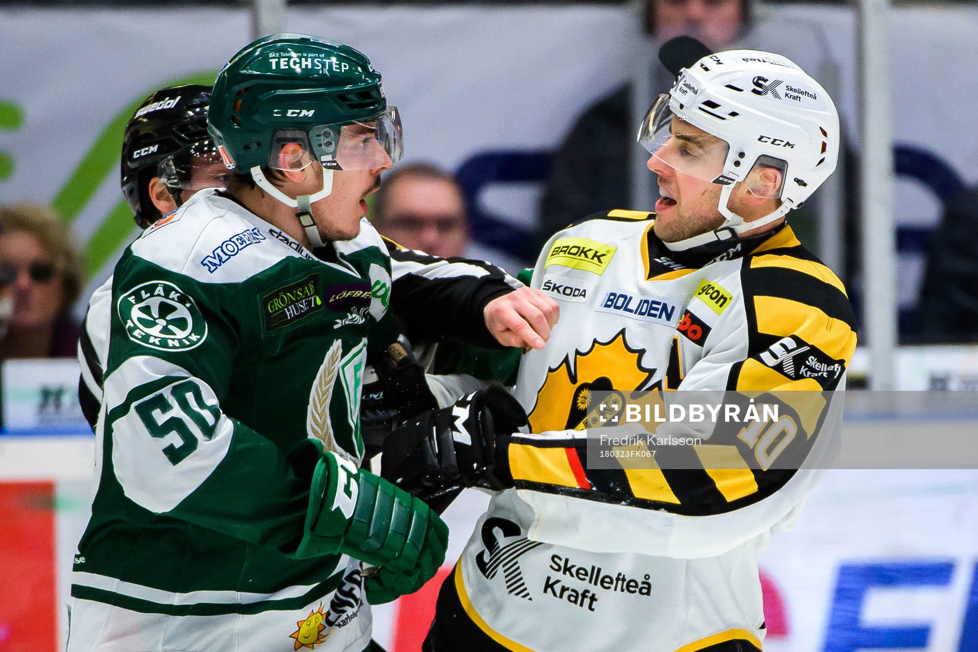 Färjestads Sebastian Erixon i en kamp med Skellefteås